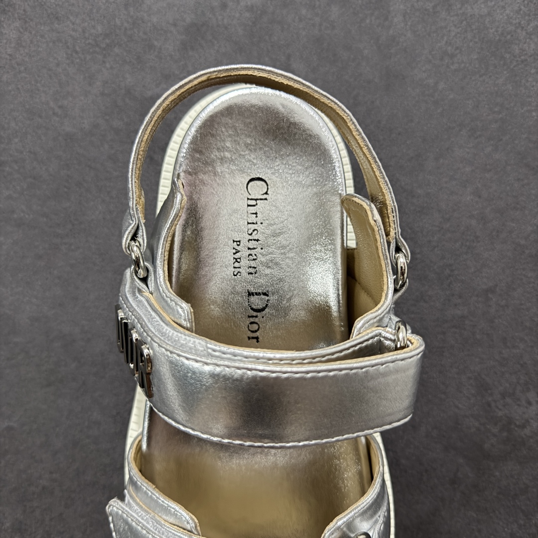 图片[7]-【广东纯原版本】Dior 迪奥 Act 夏季羊皮凉鞋、拖鞋 鬼佬外贸冲正 高端零售专供品质 经典百搭. 适合夏季各种风格搭配 采用纯羊皮制作，轻盈舒适、透气.脚感丝滑。鞋面饰带采用魔术贴开合 搭配金色饰面金属标志装饰 可为各式造型增添现代风范 尺码：35 36 37 38 39 40 备注：此款凉鞋尺码偏小建议大一码-选品中心