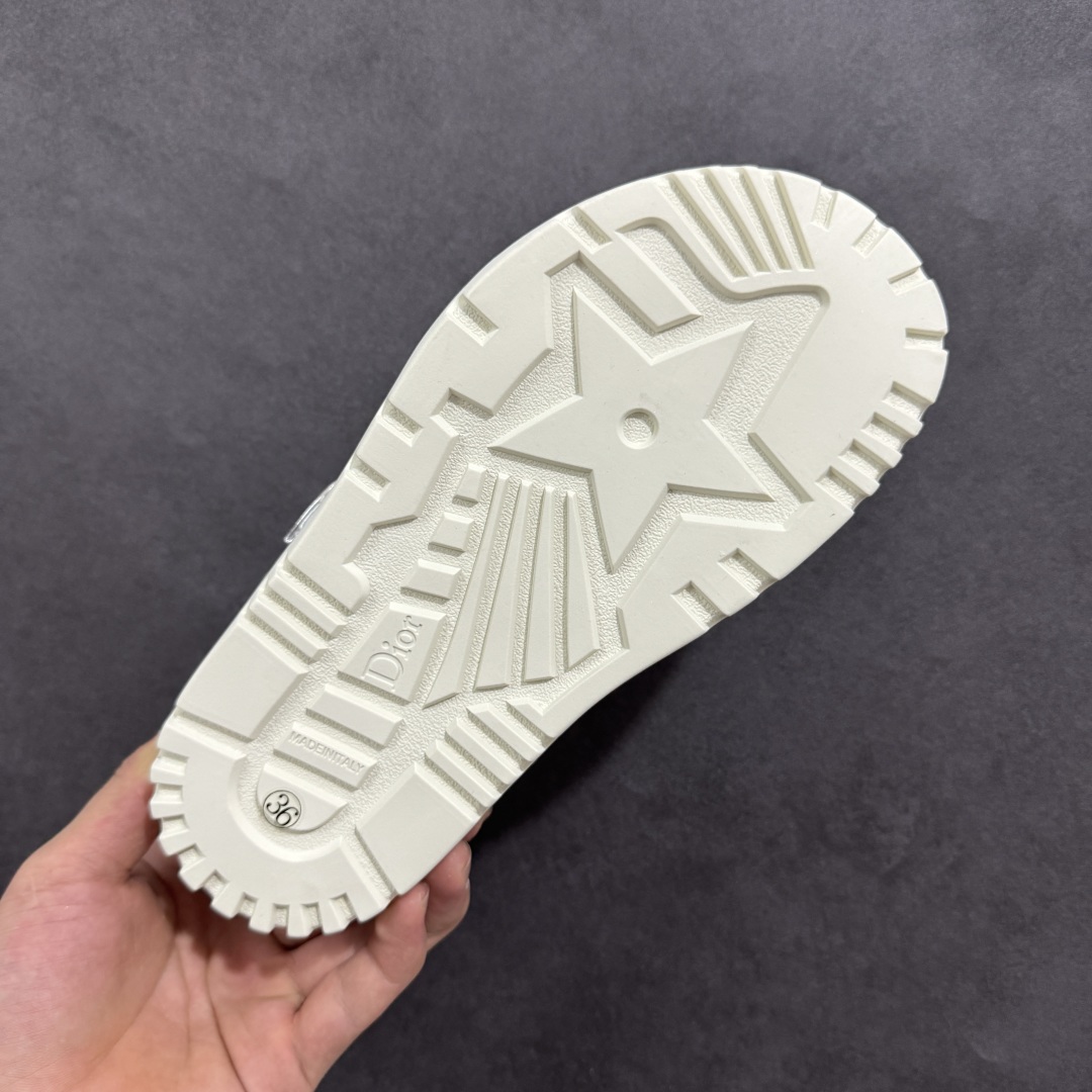 图片[9]-【广东纯原版本】Dior 迪奥 Act 夏季羊皮凉鞋、拖鞋 鬼佬外贸冲正 高端零售专供品质 经典百搭. 适合夏季各种风格搭配 采用纯羊皮制作，轻盈舒适、透气.脚感丝滑。鞋面饰带采用魔术贴开合 搭配金色饰面金属标志装饰 可为各式造型增添现代风范 尺码：35 36 37 38 39 40 备注：此款凉鞋尺码偏小建议大一码-选品中心