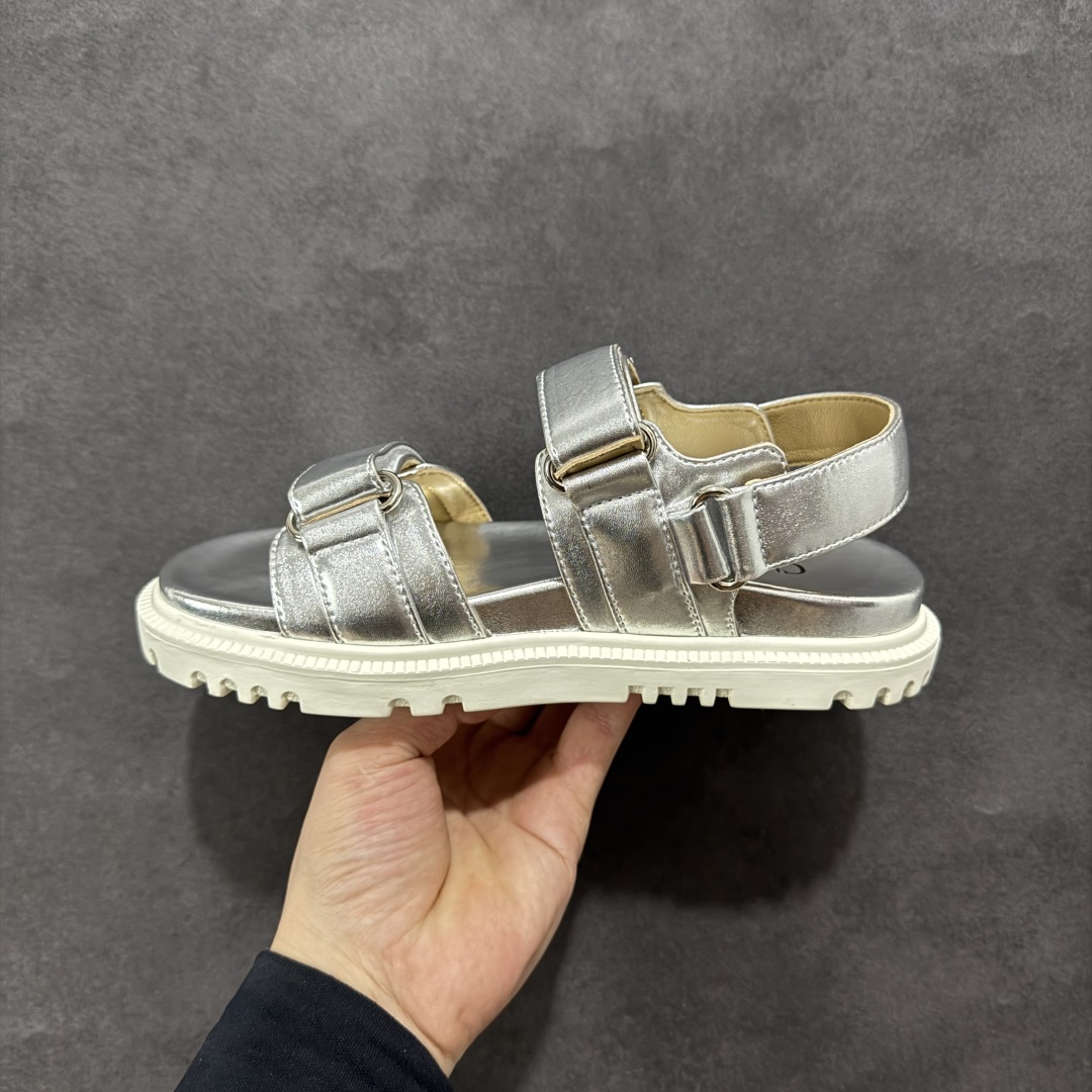 图片[2]-【广东纯原版本】Dior 迪奥 Act 夏季羊皮凉鞋、拖鞋 鬼佬外贸冲正 高端零售专供品质 经典百搭. 适合夏季各种风格搭配 采用纯羊皮制作，轻盈舒适、透气.脚感丝滑。鞋面饰带采用魔术贴开合 搭配金色饰面金属标志装饰 可为各式造型增添现代风范 尺码：35 36 37 38 39 40 备注：此款凉鞋尺码偏小建议大一码-选品中心