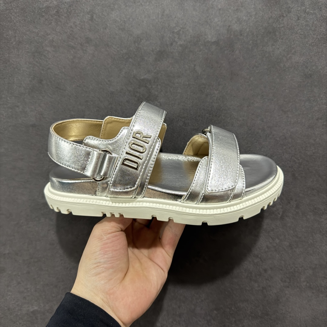 【广东纯原版本】Dior 迪奥 Act 夏季羊皮凉鞋、拖鞋 鬼佬外贸冲正 高端零售专供品质 经典百搭. 适合夏季各种风格搭配 采用纯羊皮制作,轻盈舒适、透气.脚感丝滑。鞋面饰带采用魔术贴开合 搭配金色饰面金属标志装饰 可为各式造型增添现代风范 尺码:35 36 37 38 39 40 备注:此款凉鞋尺码偏小建议大一码-选品中心
