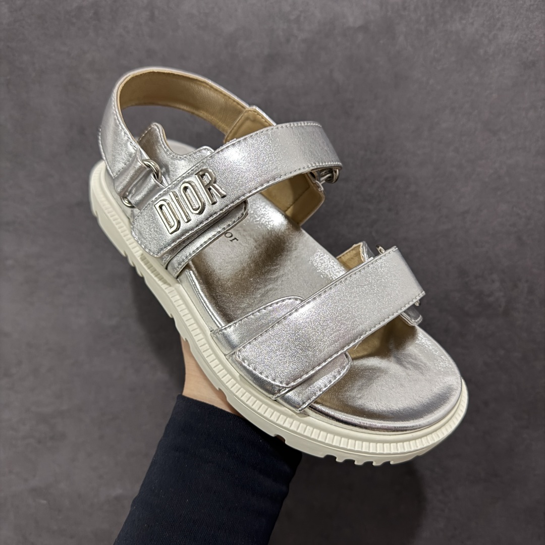 图片[3]-【广东纯原版本】Dior 迪奥 Act 夏季羊皮凉鞋、拖鞋 鬼佬外贸冲正 高端零售专供品质 经典百搭. 适合夏季各种风格搭配 采用纯羊皮制作，轻盈舒适、透气.脚感丝滑。鞋面饰带采用魔术贴开合 搭配金色饰面金属标志装饰 可为各式造型增添现代风范 尺码：35 36 37 38 39 40 备注：此款凉鞋尺码偏小建议大一码-选品中心