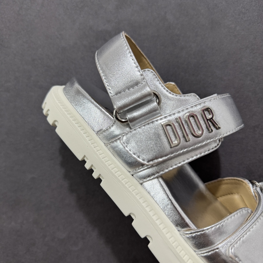 图片[6]-【广东纯原版本】Dior 迪奥 Act 夏季羊皮凉鞋、拖鞋 鬼佬外贸冲正 高端零售专供品质 经典百搭. 适合夏季各种风格搭配 采用纯羊皮制作，轻盈舒适、透气.脚感丝滑。鞋面饰带采用魔术贴开合 搭配金色饰面金属标志装饰 可为各式造型增添现代风范 尺码：35 36 37 38 39 40 备注：此款凉鞋尺码偏小建议大一码-选品中心