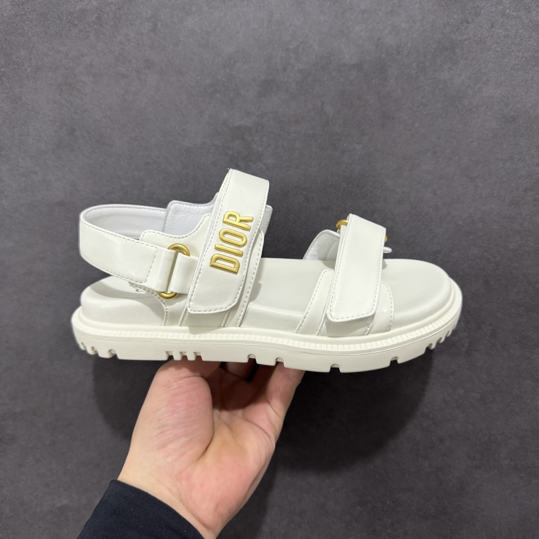 【广东纯原版本】Dior 迪奥 Act 夏季羊皮凉鞋、拖鞋 鬼佬外贸冲正 高端零售专供品质 经典百搭. 适合夏季各种风格搭配 采用纯羊皮制作,轻盈舒适、透气.脚感丝滑。鞋面饰带采用魔术贴开合 搭配金色饰面金属标志装饰 可为各式造型增添现代风范 尺码:35 36 37 38 39 40 备注:此款凉鞋尺码偏小建议大一码-选品中心
