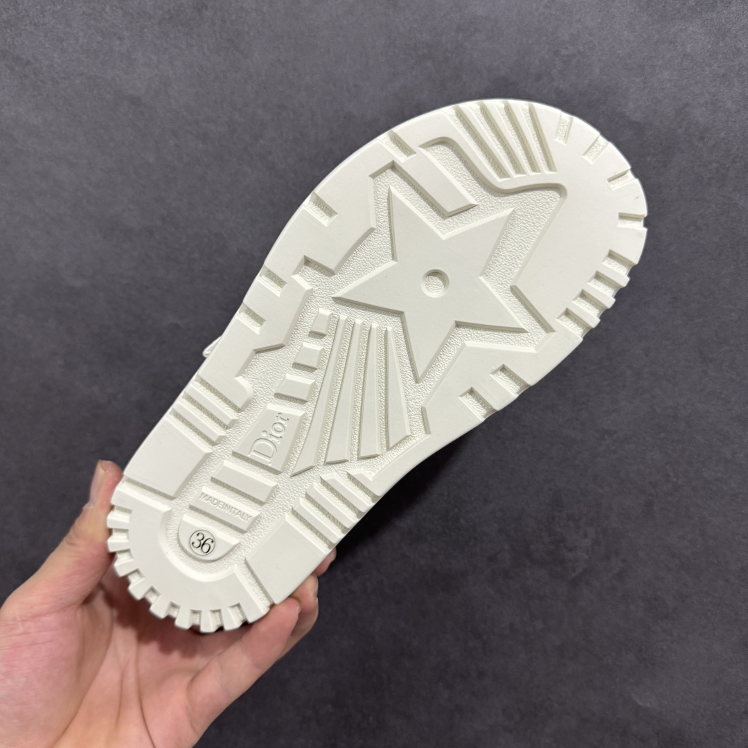 图片[9]-【广东纯原版本】Dior 迪奥 Act 夏季羊皮凉鞋、拖鞋 鬼佬外贸冲正 高端零售专供品质 经典百搭. 适合夏季各种风格搭配 采用纯羊皮制作，轻盈舒适、透气.脚感丝滑。鞋面饰带采用魔术贴开合 搭配金色饰面金属标志装饰 可为各式造型增添现代风范 尺码：35 36 37 38 39 40 备注：此款凉鞋尺码偏小建议大一码-选品中心