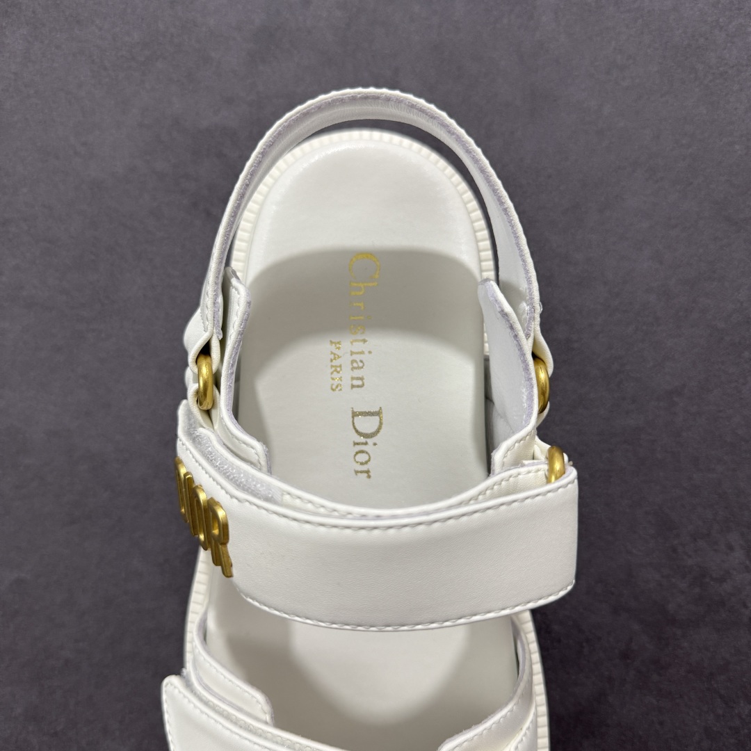 图片[7]-【广东纯原版本】Dior 迪奥 Act 夏季羊皮凉鞋、拖鞋 鬼佬外贸冲正 高端零售专供品质 经典百搭. 适合夏季各种风格搭配 采用纯羊皮制作，轻盈舒适、透气.脚感丝滑。鞋面饰带采用魔术贴开合 搭配金色饰面金属标志装饰 可为各式造型增添现代风范 尺码：35 36 37 38 39 40 备注：此款凉鞋尺码偏小建议大一码-选品中心