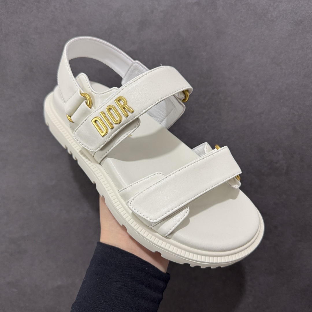 图片[3]-【广东纯原版本】Dior 迪奥 Act 夏季羊皮凉鞋、拖鞋 鬼佬外贸冲正 高端零售专供品质 经典百搭. 适合夏季各种风格搭配 采用纯羊皮制作，轻盈舒适、透气.脚感丝滑。鞋面饰带采用魔术贴开合 搭配金色饰面金属标志装饰 可为各式造型增添现代风范 尺码：35 36 37 38 39 40 备注：此款凉鞋尺码偏小建议大一码-选品中心