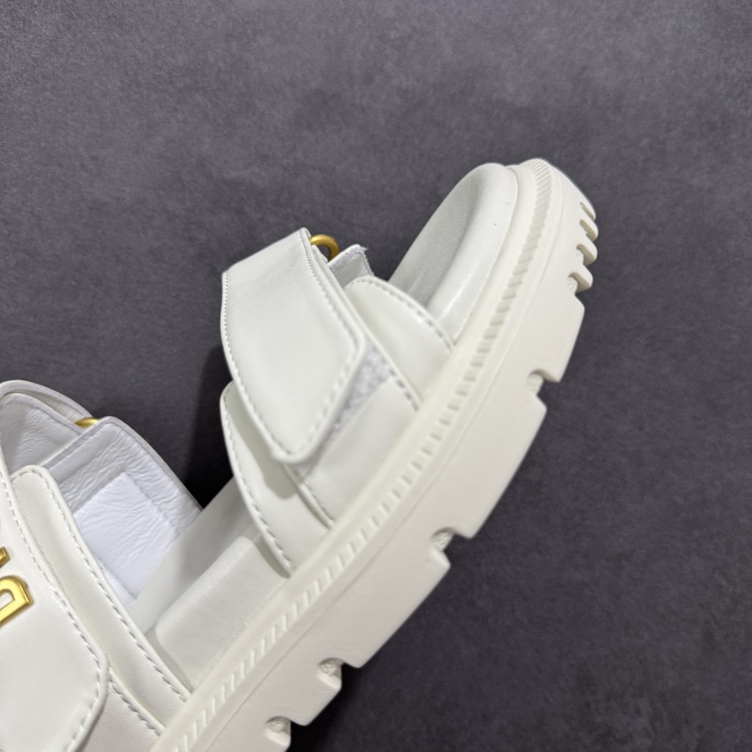 图片[5]-【广东纯原版本】Dior 迪奥 Act 夏季羊皮凉鞋、拖鞋 鬼佬外贸冲正 高端零售专供品质 经典百搭. 适合夏季各种风格搭配 采用纯羊皮制作，轻盈舒适、透气.脚感丝滑。鞋面饰带采用魔术贴开合 搭配金色饰面金属标志装饰 可为各式造型增添现代风范 尺码：35 36 37 38 39 40 备注：此款凉鞋尺码偏小建议大一码-选品中心