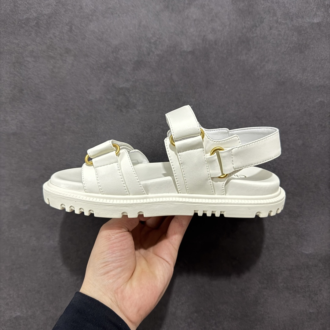 图片[2]-【广东纯原版本】Dior 迪奥 Act 夏季羊皮凉鞋、拖鞋 鬼佬外贸冲正 高端零售专供品质 经典百搭. 适合夏季各种风格搭配 采用纯羊皮制作，轻盈舒适、透气.脚感丝滑。鞋面饰带采用魔术贴开合 搭配金色饰面金属标志装饰 可为各式造型增添现代风范 尺码：35 36 37 38 39 40 备注：此款凉鞋尺码偏小建议大一码-选品中心