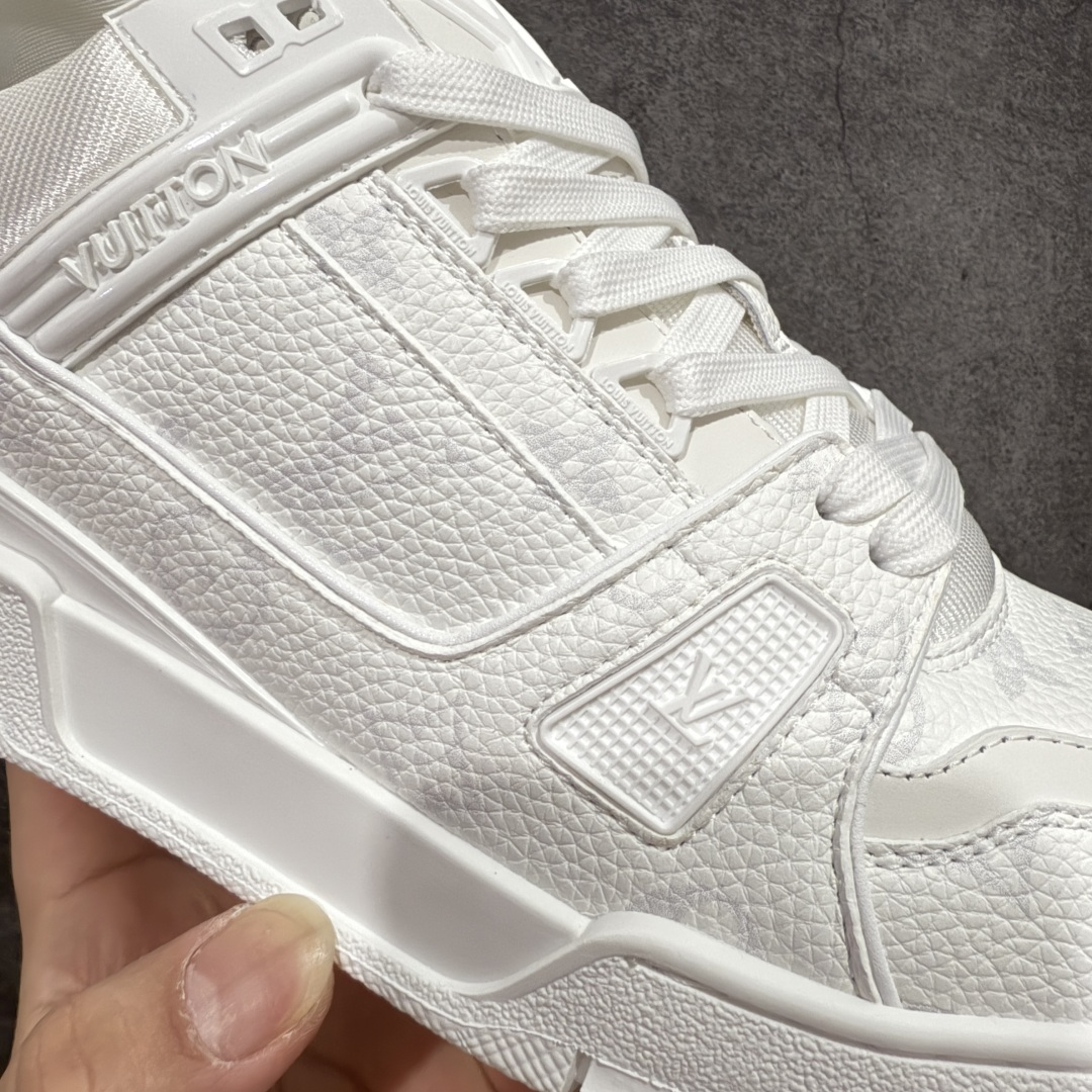 图片[4]-【HM无胶顶级版礼盒】 现货当天可取 LV Trainer系列高奢运动鞋 新款芯片顶级 潮人必备单品 同步ZP官网空胶工艺 鞋舌、挂饰均镶嵌NFC芯片感应装置 正确胶片断点式设计 中底正确还原原版油印字母比例 1：1原楦格板、楦头、刀磨全新升级！ 独家订制顶级压纹麂皮 原版开模TPU大底 质感原版一致 垫脚聚米微料加透气英伦网布 披靡市场任何版本！细节完美呈现！ 代购指定版本 全新升级最新双盒包装 扫码秒进官网！ 全套包装配件同比原版 尺码： 35-46-选品中心