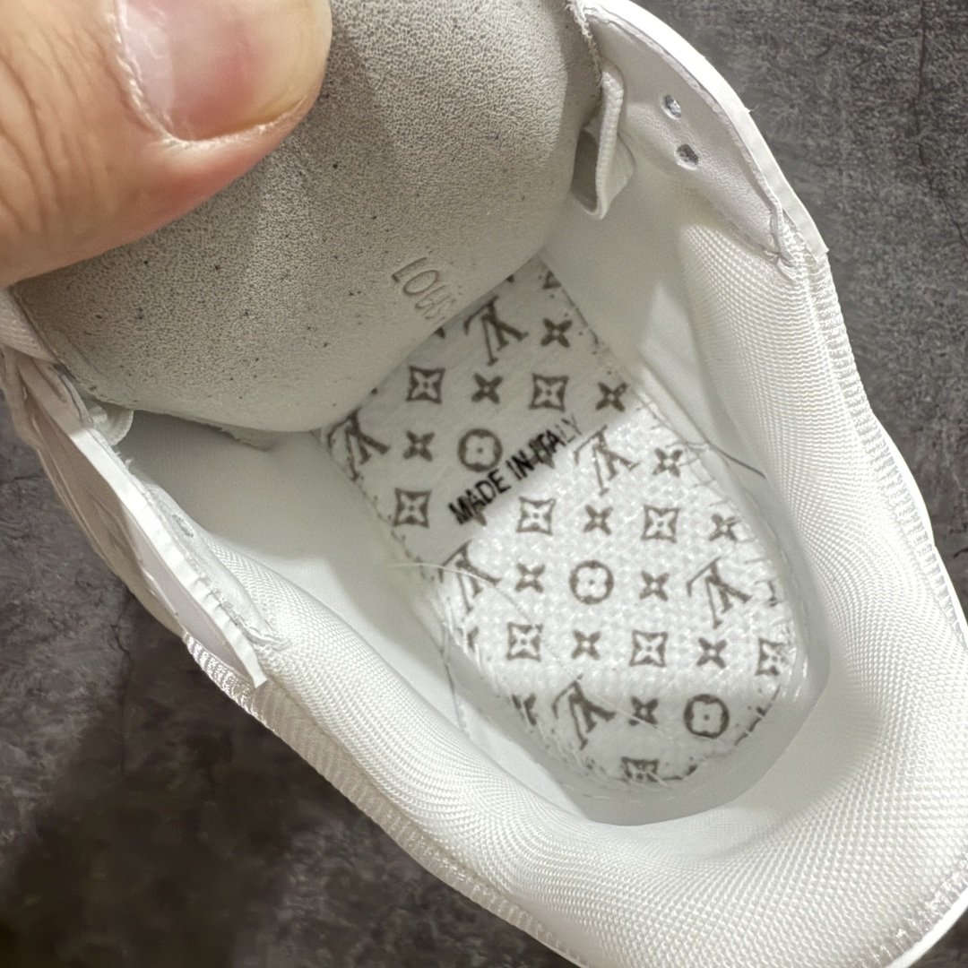 图片[8]-【HM无胶顶级版礼盒】 现货当天可取 LV Trainer系列高奢运动鞋 新款芯片顶级 潮人必备单品 同步ZP官网空胶工艺 鞋舌、挂饰均镶嵌NFC芯片感应装置 正确胶片断点式设计 中底正确还原原版油印字母比例 1：1原楦格板、楦头、刀磨全新升级！ 独家订制顶级压纹麂皮 原版开模TPU大底 质感原版一致 垫脚聚米微料加透气英伦网布 披靡市场任何版本！细节完美呈现！ 代购指定版本 全新升级最新双盒包装 扫码秒进官网！ 全套包装配件同比原版 尺码： 35-46-选品中心