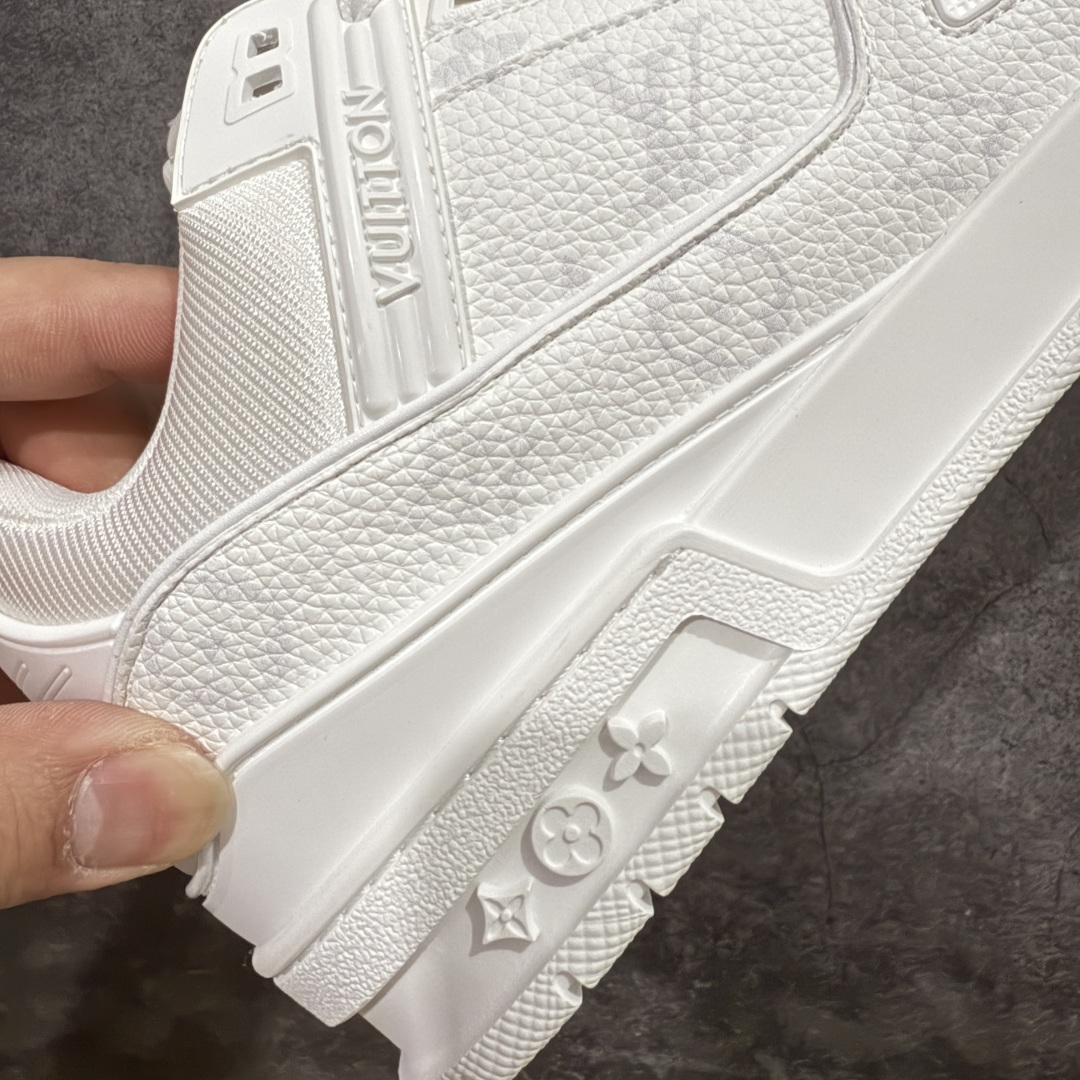 图片[3]-【HM无胶顶级版礼盒】 现货当天可取 LV Trainer系列高奢运动鞋 新款芯片顶级 潮人必备单品 同步ZP官网空胶工艺 鞋舌、挂饰均镶嵌NFC芯片感应装置 正确胶片断点式设计 中底正确还原原版油印字母比例 1：1原楦格板、楦头、刀磨全新升级！ 独家订制顶级压纹麂皮 原版开模TPU大底 质感原版一致 垫脚聚米微料加透气英伦网布 披靡市场任何版本！细节完美呈现！ 代购指定版本 全新升级最新双盒包装 扫码秒进官网！ 全套包装配件同比原版 尺码： 35-46-选品中心