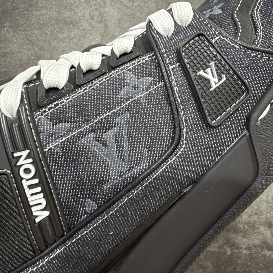 图片[4]-【海淘代购升级版】 现货当天可取 LV Trainer系列高奢运动鞋 黑牛仔 新款芯片顶级 潮人必备单品 同步ZP官网空胶工艺 鞋舌、挂饰均镶嵌NFC芯片感应装置 正确胶片断点式设计 中底正确还原原版油印字母比例 1：1原楦格板、楦头、刀磨全新升级！ 独家订制顶级压纹麂皮 原版开模TPU大底 质感原版一致 垫脚聚米微料加透气英伦网布 披靡市场任何版本！细节完美呈现！ 代购指定版本 全新升级最新双盒包装 扫码秒进官网！ 全套包装配件同比原版 尺码： 38-46-选品中心