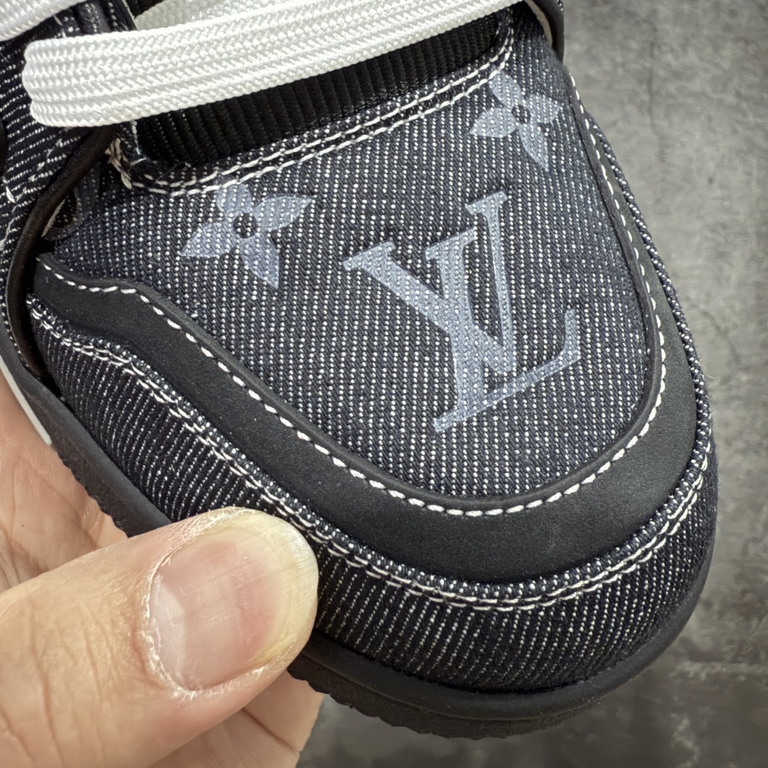 图片[5]-【海淘代购升级版】 现货当天可取 LV Trainer系列高奢运动鞋 黑牛仔 新款芯片顶级 潮人必备单品 同步ZP官网空胶工艺 鞋舌、挂饰均镶嵌NFC芯片感应装置 正确胶片断点式设计 中底正确还原原版油印字母比例 1：1原楦格板、楦头、刀磨全新升级！ 独家订制顶级压纹麂皮 原版开模TPU大底 质感原版一致 垫脚聚米微料加透气英伦网布 披靡市场任何版本！细节完美呈现！ 代购指定版本 全新升级最新双盒包装 扫码秒进官网！ 全套包装配件同比原版 尺码： 38-46-选品中心