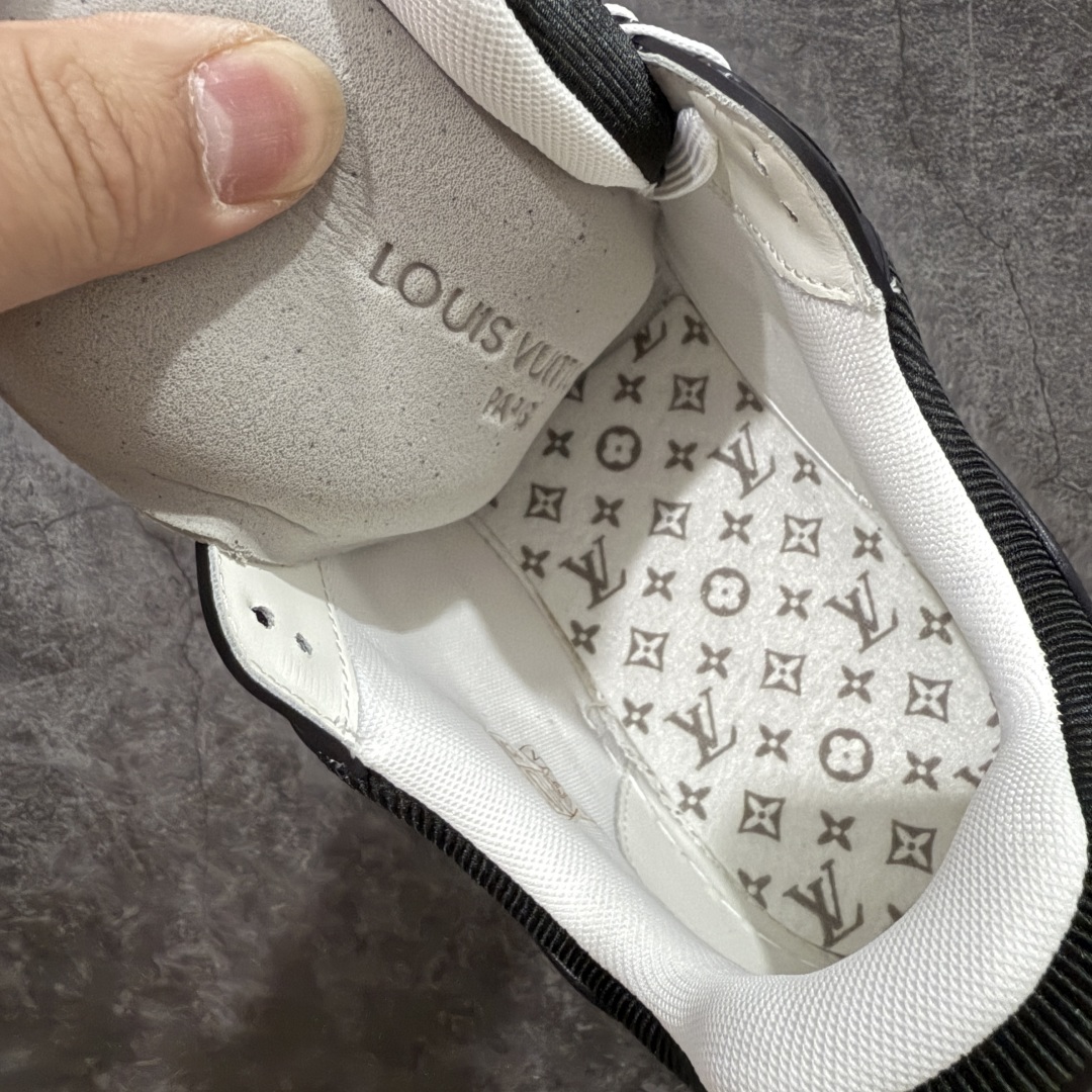 图片[8]-【海淘代购升级版】 现货当天可取 LV Trainer系列高奢运动鞋 黑牛仔 新款芯片顶级 潮人必备单品 同步ZP官网空胶工艺 鞋舌、挂饰均镶嵌NFC芯片感应装置 正确胶片断点式设计 中底正确还原原版油印字母比例 1：1原楦格板、楦头、刀磨全新升级！ 独家订制顶级压纹麂皮 原版开模TPU大底 质感原版一致 垫脚聚米微料加透气英伦网布 披靡市场任何版本！细节完美呈现！ 代购指定版本 全新升级最新双盒包装 扫码秒进官网！ 全套包装配件同比原版 尺码： 38-46-选品中心