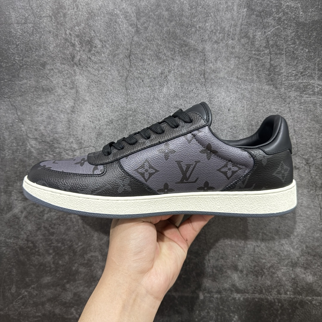 图片[2]-【海淘代购版】Louis Vuitton LV 路易威登 Rivoli 低帮休闲板鞋 海淘代购同渠道品质 高端零售 外贸充正专供 原版购入开发 ZP级全套包装 完美楦型 正确卡色 大底TPU 质感媲美原版 细节与原版一致 请注意区分市面通货材 尺码：38 39 40 41 42 43 44 45 46-选品中心