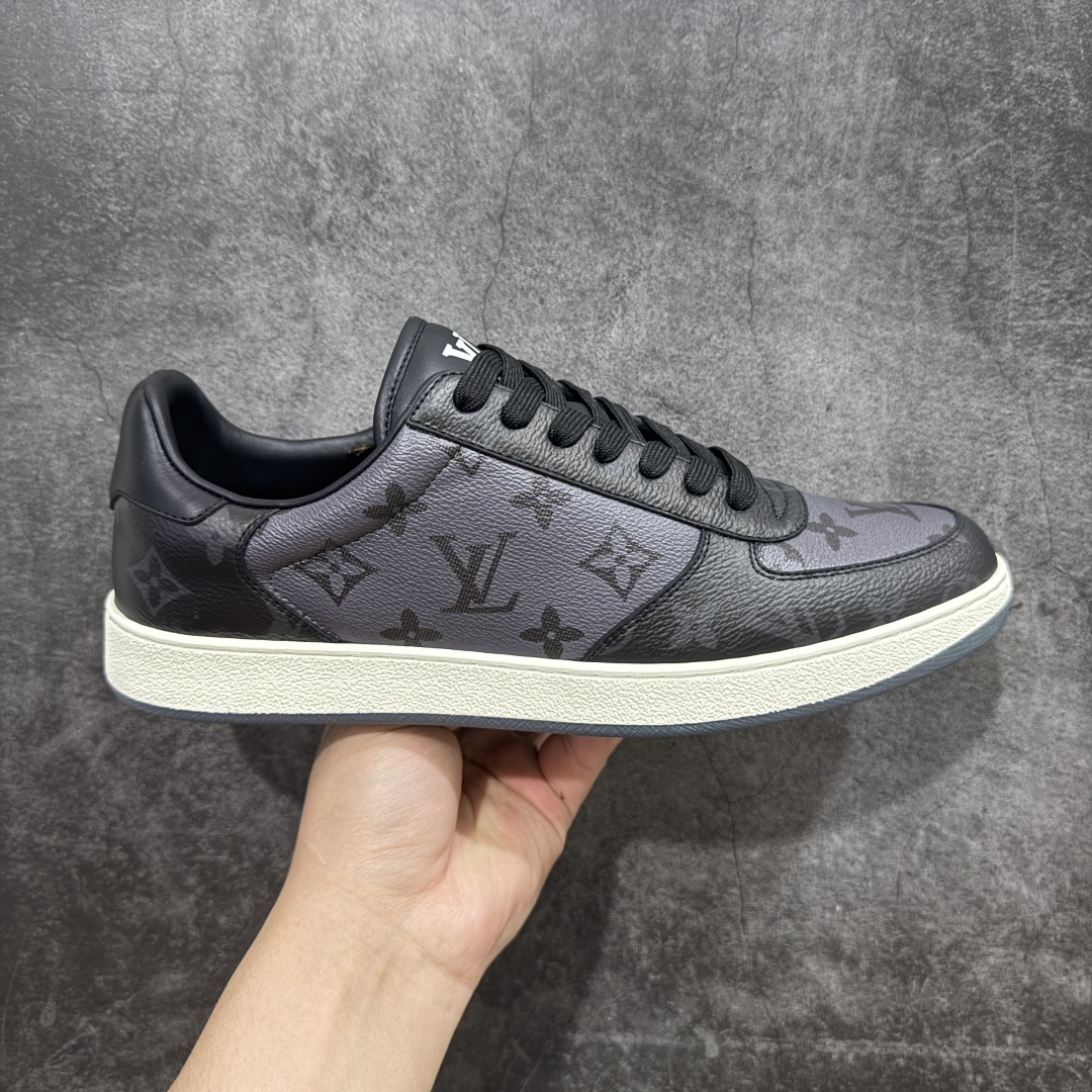 【海淘代购版】Louis Vuitton LV 路易威登 Rivoli 低帮休闲板鞋 海淘代购同渠道品质 高端零售 外贸充正专供 原版购入开发 ZP级全套包装 完美楦型 正确卡色 大底TPU 质感媲美原版 细节与原版一致 请注意区分市面通货材 尺码:38 39 40 41 42 43 44 45 46-选品中心