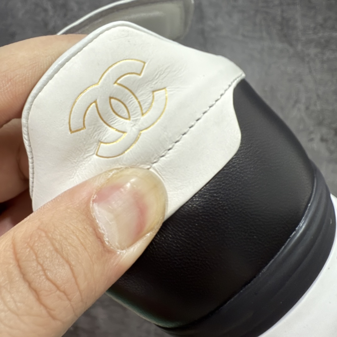 图片[2]-【顶级外贸版】CHANEL/香奈儿 东莞大厂工艺 2024新款小香风麂皮圆头熊猫菱格 官方最新花纹礼盒顶级包装官方同步 Chanel 香奈儿最新菱格小球鞋 四季百搭 coco女孩必入 隐藏款网球鞋 秀气高级好看 非常舒适！ 鞋面原版定制胎牛油皮 牛反绒 原版进口透气绒布 小羊皮内里 原版开模碎钉钉橡胶 原厂TPU组合大底 尺码：35 36 37 38 39 40 41 42 43 44 45 46 47-选品中心