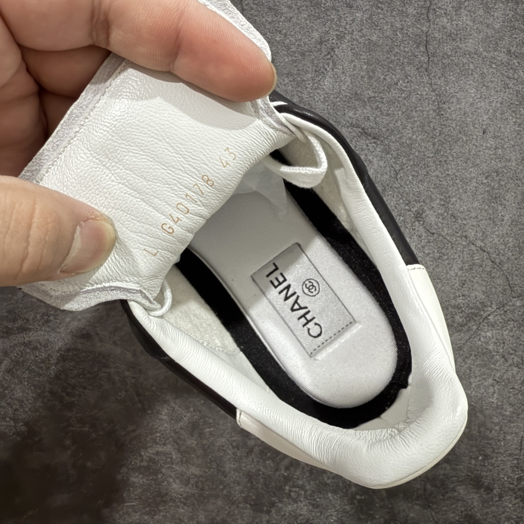 图片[7]-【顶级外贸版】CHANEL/香奈儿 东莞大厂工艺 2024新款小香风麂皮圆头熊猫菱格 官方最新花纹礼盒顶级包装官方同步 Chanel 香奈儿最新菱格小球鞋 四季百搭 coco女孩必入 隐藏款网球鞋 秀气高级好看 非常舒适！ 鞋面原版定制胎牛油皮 牛反绒 原版进口透气绒布 小羊皮内里 原版开模碎钉钉橡胶 原厂TPU组合大底 尺码：35 36 37 38 39 40 41 42 43 44 45 46 47-选品中心