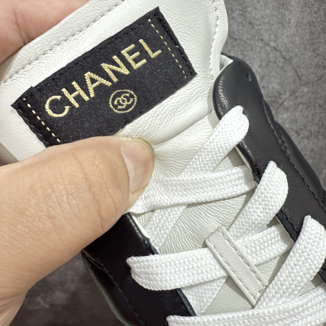 图片[6]-【顶级外贸版】CHANEL/香奈儿 东莞大厂工艺 2024新款小香风麂皮圆头熊猫菱格 官方最新花纹礼盒顶级包装官方同步 Chanel 香奈儿最新菱格小球鞋 四季百搭 coco女孩必入 隐藏款网球鞋 秀气高级好看 非常舒适！ 鞋面原版定制胎牛油皮 牛反绒 原版进口透气绒布 小羊皮内里 原版开模碎钉钉橡胶 原厂TPU组合大底 尺码：35 36 37 38 39 40 41 42 43 44 45 46 47-选品中心