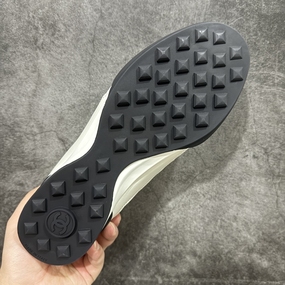 图片[9]-【顶级外贸版】CHANEL/香奈儿 东莞大厂工艺 2024新款小香风麂皮圆头熊猫菱格 官方最新花纹礼盒顶级包装官方同步 Chanel 香奈儿最新菱格小球鞋 四季百搭 coco女孩必入 隐藏款网球鞋 秀气高级好看 非常舒适！ 鞋面原版定制胎牛油皮 牛反绒 原版进口透气绒布 小羊皮内里 原版开模碎钉钉橡胶 原厂TPU组合大底 尺码：35 36 37 38 39 40 41 42 43 44 45 46 47-选品中心