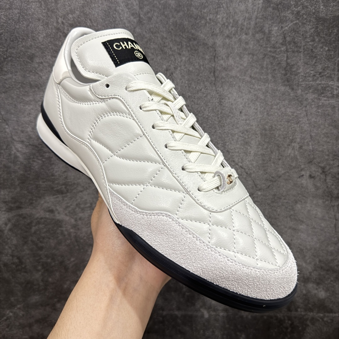 图片[3]-【顶级外贸版】CHANEL/香奈儿 东莞大厂工艺 2024新款小香风麂皮圆头熊猫菱格 官方最新花纹礼盒顶级包装官方同步 Chanel 香奈儿最新菱格小球鞋 四季百搭 coco女孩必入 隐藏款网球鞋 秀气高级好看 非常舒适！ 鞋面原版定制胎牛油皮 牛反绒 原版进口透气绒布 小羊皮内里 原版开模碎钉钉橡胶 原厂TPU组合大底 尺码：35 36 37 38 39 40 41 42 43 44 45 46 47-选品中心