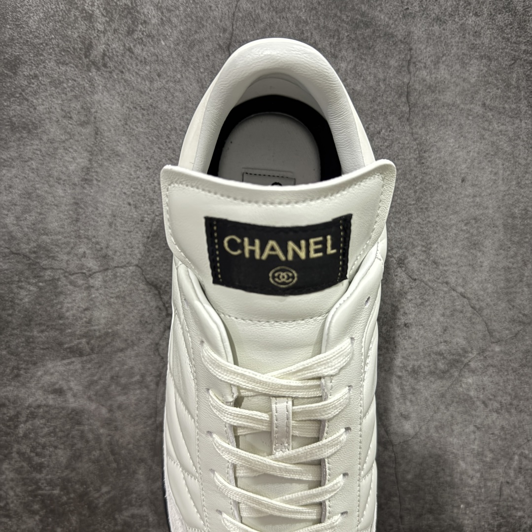 图片[8]-【顶级外贸版】CHANEL/香奈儿 东莞大厂工艺 2024新款小香风麂皮圆头熊猫菱格 官方最新花纹礼盒顶级包装官方同步 Chanel 香奈儿最新菱格小球鞋 四季百搭 coco女孩必入 隐藏款网球鞋 秀气高级好看 非常舒适！ 鞋面原版定制胎牛油皮 牛反绒 原版进口透气绒布 小羊皮内里 原版开模碎钉钉橡胶 原厂TPU组合大底 尺码：35 36 37 38 39 40 41 42 43 44 45 46 47-选品中心