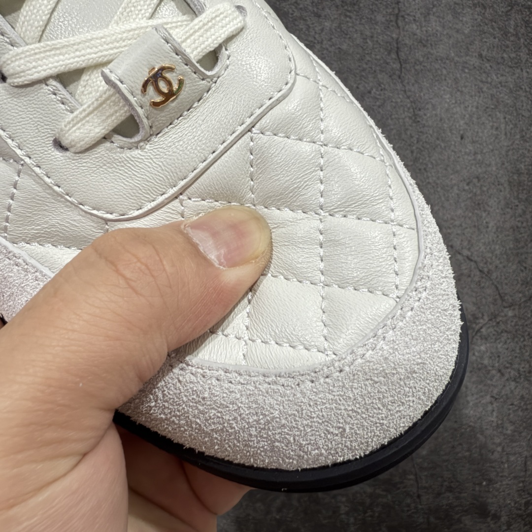 图片[5]-【顶级外贸版】CHANEL/香奈儿 东莞大厂工艺 2024新款小香风麂皮圆头熊猫菱格 官方最新花纹礼盒顶级包装官方同步 Chanel 香奈儿最新菱格小球鞋 四季百搭 coco女孩必入 隐藏款网球鞋 秀气高级好看 非常舒适！ 鞋面原版定制胎牛油皮 牛反绒 原版进口透气绒布 小羊皮内里 原版开模碎钉钉橡胶 原厂TPU组合大底 尺码：35 36 37 38 39 40 41 42 43 44 45 46 47-选品中心