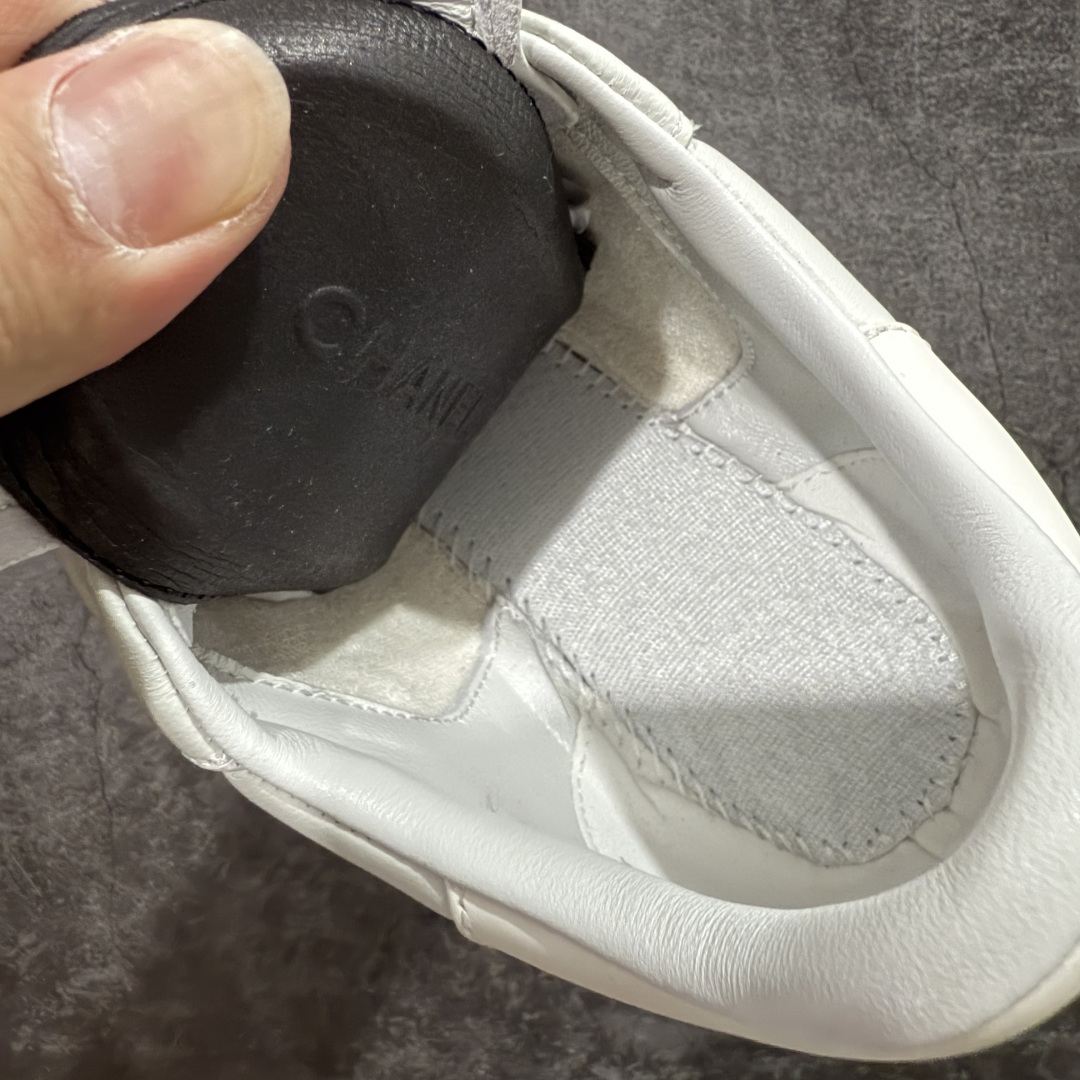 图片[8]-【顶级外贸版】CHANEL/香奈儿 东莞大厂工艺 2024新款小香风麂皮圆头熊猫菱格 官方最新花纹礼盒顶级包装官方同步 Chanel 香奈儿最新菱格小球鞋 四季百搭 coco女孩必入 隐藏款网球鞋 秀气高级好看 非常舒适！ 鞋面原版定制胎牛油皮 牛反绒 原版进口透气绒布 小羊皮内里 原版开模碎钉钉橡胶 原厂TPU组合大底 尺码：35 36 37 38 39 40 41 42 43 44 45 46 47-选品中心