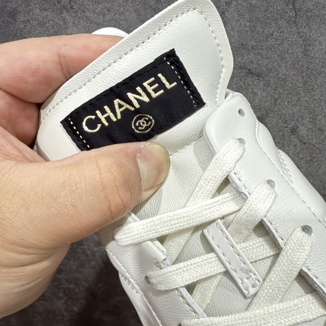 图片[6]-【顶级外贸版】CHANEL/香奈儿 东莞大厂工艺 2024新款小香风麂皮圆头熊猫菱格 官方最新花纹礼盒顶级包装官方同步 Chanel 香奈儿最新菱格小球鞋 四季百搭 coco女孩必入 隐藏款网球鞋 秀气高级好看 非常舒适！ 鞋面原版定制胎牛油皮 牛反绒 原版进口透气绒布 小羊皮内里 原版开模碎钉钉橡胶 原厂TPU组合大底 尺码：35 36 37 38 39 40 41 42 43 44 45 46 47-选品中心