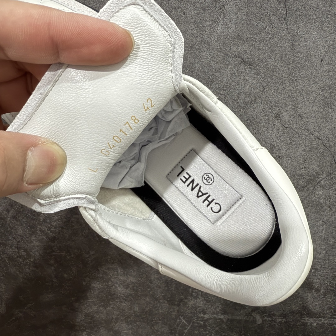 图片[7]-【顶级外贸版】CHANEL/香奈儿 东莞大厂工艺 2024新款小香风麂皮圆头熊猫菱格 官方最新花纹礼盒顶级包装官方同步 Chanel 香奈儿最新菱格小球鞋 四季百搭 coco女孩必入 隐藏款网球鞋 秀气高级好看 非常舒适！ 鞋面原版定制胎牛油皮 牛反绒 原版进口透气绒布 小羊皮内里 原版开模碎钉钉橡胶 原厂TPU组合大底 尺码：35 36 37 38 39 40 41 42 43 44 45 46 47-选品中心