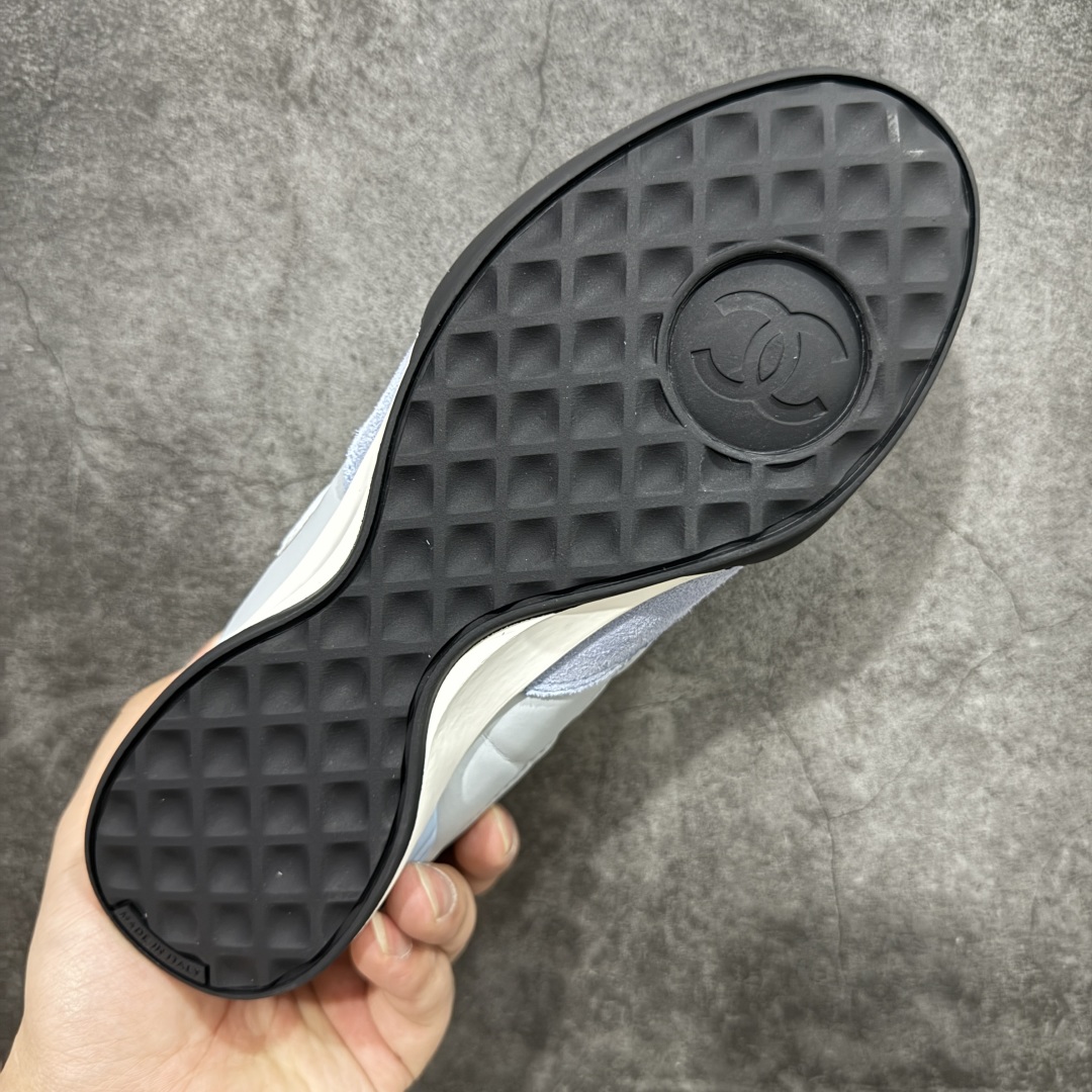 图片[9]-【莞顶纯原】Chanel 香奈儿Tennis 系列菱格纹休闲运动鞋 25s春夏新款德训棒球鞋来啦~~~ 春夏第一爆款来袭 宝贝们金手指动起来！ -明星同款 杨幂 Angelbaby 宋轶同款运动鞋 永远可以相信三大女神的眼光 顶级版本 coco女孩必入 永远可以相信杨幂的眼光 款式百搭不出错 软软糯糯的羊皮超级舒服 穿上巨秀气随性 是搭配短裤与短裙点睛之笔 鞋面原版定制胎羊皮+牛反绒 《超级柔软》 原版进口透气绒布+小羊皮内里 原版开模橡胶+TPU组合 尺码：35-40-选品中心