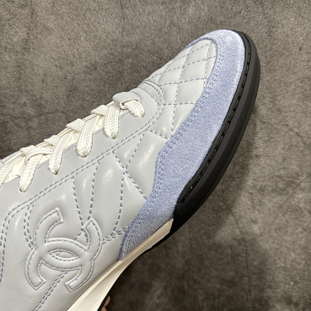 图片[6]-【莞顶纯原】Chanel 香奈儿Tennis 系列菱格纹休闲运动鞋 25s春夏新款德训棒球鞋来啦~~~ 春夏第一爆款来袭 宝贝们金手指动起来！ -明星同款 杨幂 Angelbaby 宋轶同款运动鞋 永远可以相信三大女神的眼光 顶级版本 coco女孩必入 永远可以相信杨幂的眼光 款式百搭不出错 软软糯糯的羊皮超级舒服 穿上巨秀气随性 是搭配短裤与短裙点睛之笔 鞋面原版定制胎羊皮+牛反绒 《超级柔软》 原版进口透气绒布+小羊皮内里 原版开模橡胶+TPU组合 尺码：35-40-选品中心