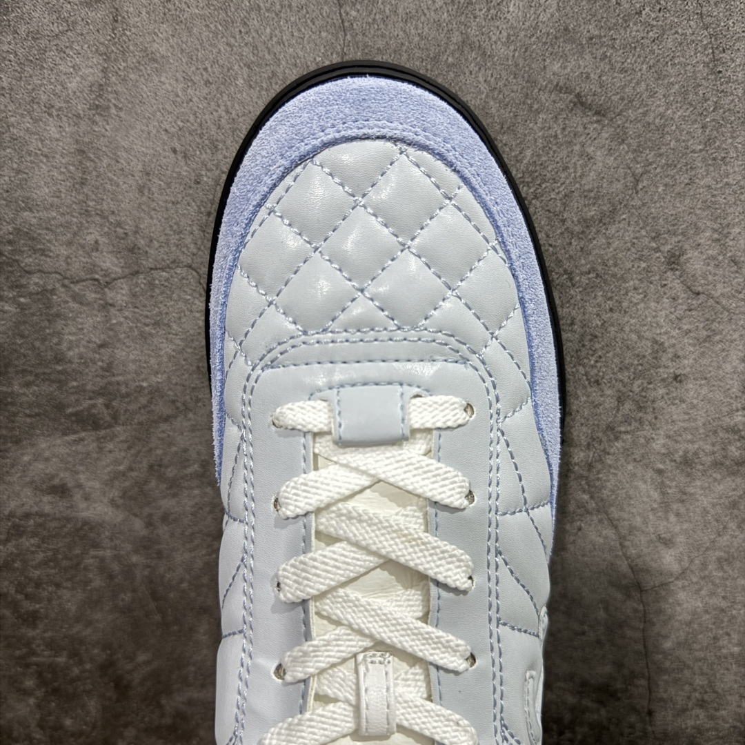 图片[5]-【莞顶纯原】Chanel 香奈儿Tennis 系列菱格纹休闲运动鞋 25s春夏新款德训棒球鞋来啦~~~ 春夏第一爆款来袭 宝贝们金手指动起来！ -明星同款 杨幂 Angelbaby 宋轶同款运动鞋 永远可以相信三大女神的眼光 顶级版本 coco女孩必入 永远可以相信杨幂的眼光 款式百搭不出错 软软糯糯的羊皮超级舒服 穿上巨秀气随性 是搭配短裤与短裙点睛之笔 鞋面原版定制胎羊皮+牛反绒 《超级柔软》 原版进口透气绒布+小羊皮内里 原版开模橡胶+TPU组合 尺码：35-40-选品中心