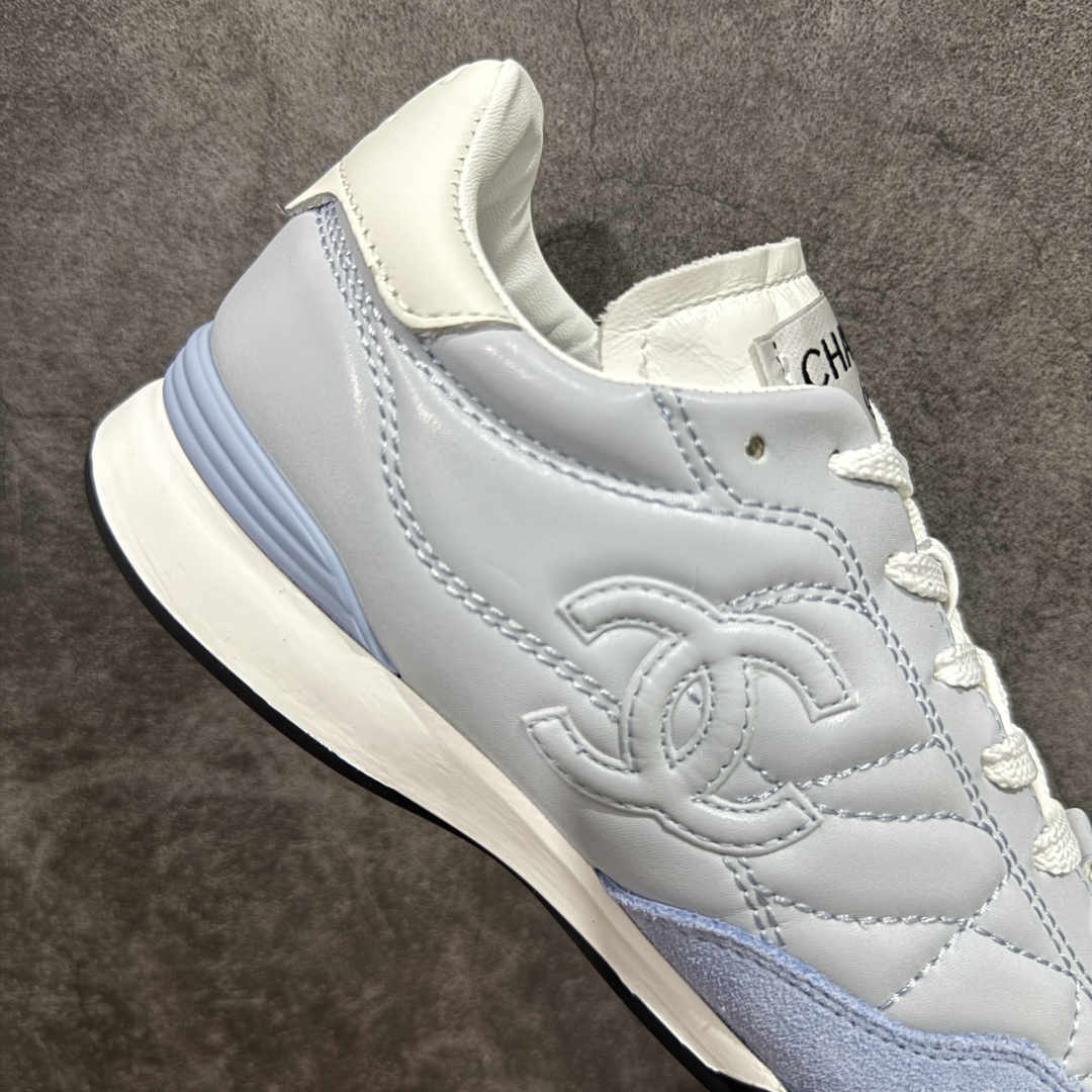 图片[7]-【莞顶纯原】Chanel 香奈儿Tennis 系列菱格纹休闲运动鞋 25s春夏新款德训棒球鞋来啦~~~ 春夏第一爆款来袭 宝贝们金手指动起来！ -明星同款 杨幂 Angelbaby 宋轶同款运动鞋 永远可以相信三大女神的眼光 顶级版本 coco女孩必入 永远可以相信杨幂的眼光 款式百搭不出错 软软糯糯的羊皮超级舒服 穿上巨秀气随性 是搭配短裤与短裙点睛之笔 鞋面原版定制胎羊皮+牛反绒 《超级柔软》 原版进口透气绒布+小羊皮内里 原版开模橡胶+TPU组合 尺码：35-40-选品中心