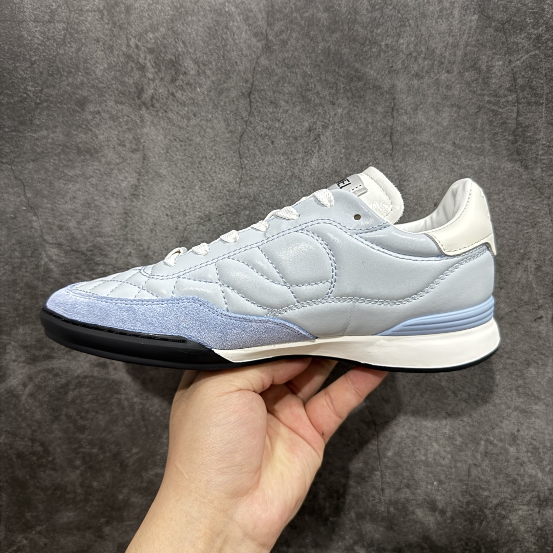 图片[2]-【莞顶纯原】Chanel 香奈儿Tennis 系列菱格纹休闲运动鞋 25s春夏新款德训棒球鞋来啦~~~ 春夏第一爆款来袭 宝贝们金手指动起来！ -明星同款 杨幂 Angelbaby 宋轶同款运动鞋 永远可以相信三大女神的眼光 顶级版本 coco女孩必入 永远可以相信杨幂的眼光 款式百搭不出错 软软糯糯的羊皮超级舒服 穿上巨秀气随性 是搭配短裤与短裙点睛之笔 鞋面原版定制胎羊皮+牛反绒 《超级柔软》 原版进口透气绒布+小羊皮内里 原版开模橡胶+TPU组合 尺码：35-40-选品中心