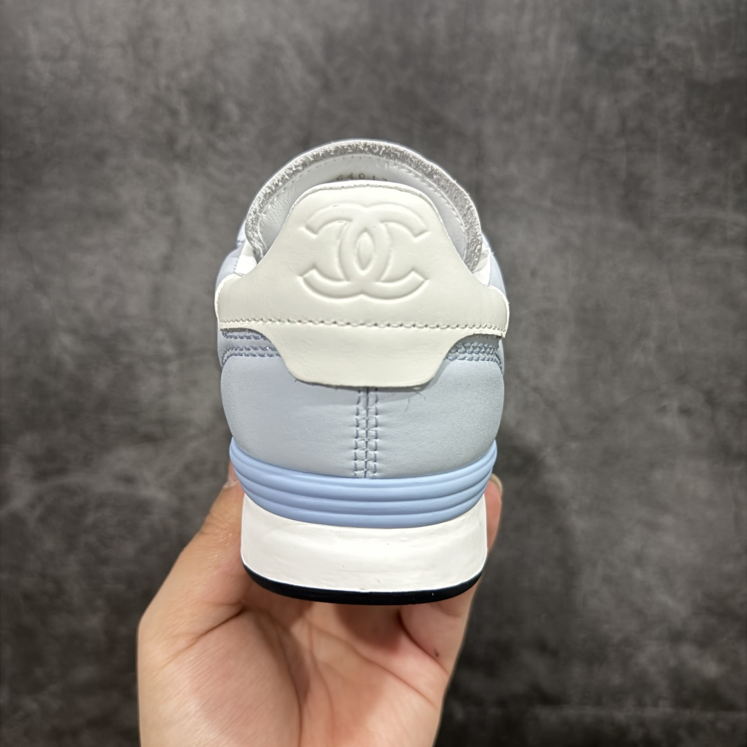图片[4]-【莞顶纯原】Chanel 香奈儿Tennis 系列菱格纹休闲运动鞋 25s春夏新款德训棒球鞋来啦~~~ 春夏第一爆款来袭 宝贝们金手指动起来！ -明星同款 杨幂 Angelbaby 宋轶同款运动鞋 永远可以相信三大女神的眼光 顶级版本 coco女孩必入 永远可以相信杨幂的眼光 款式百搭不出错 软软糯糯的羊皮超级舒服 穿上巨秀气随性 是搭配短裤与短裙点睛之笔 鞋面原版定制胎羊皮+牛反绒 《超级柔软》 原版进口透气绒布+小羊皮内里 原版开模橡胶+TPU组合 尺码：35-40-选品中心