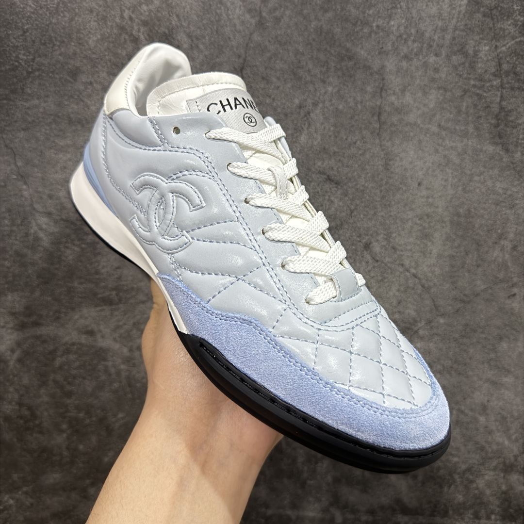 图片[3]-【莞顶纯原】Chanel 香奈儿Tennis 系列菱格纹休闲运动鞋 25s春夏新款德训棒球鞋来啦~~~ 春夏第一爆款来袭 宝贝们金手指动起来！ -明星同款 杨幂 Angelbaby 宋轶同款运动鞋 永远可以相信三大女神的眼光 顶级版本 coco女孩必入 永远可以相信杨幂的眼光 款式百搭不出错 软软糯糯的羊皮超级舒服 穿上巨秀气随性 是搭配短裤与短裙点睛之笔 鞋面原版定制胎羊皮+牛反绒 《超级柔软》 原版进口透气绒布+小羊皮内里 原版开模橡胶+TPU组合 尺码：35-40-选品中心