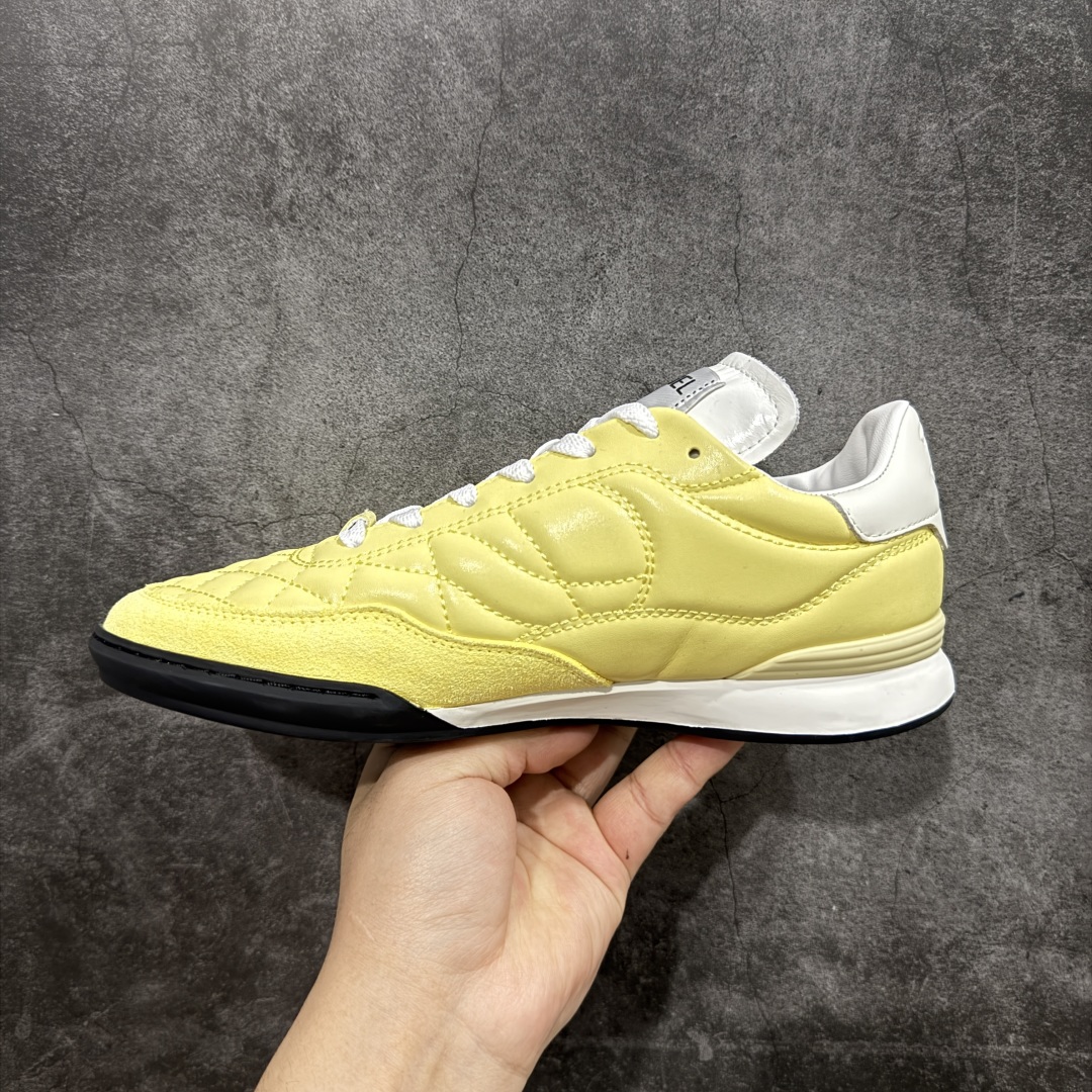 图片[2]-【莞顶纯原】Chanel 香奈儿Tennis 系列菱格纹休闲运动鞋 25s春夏新款德训棒球鞋来啦~~~ 春夏第一爆款来袭 宝贝们金手指动起来！ -明星同款 杨幂 Angelbaby 宋轶同款运动鞋 永远可以相信三大女神的眼光 顶级版本 coco女孩必入 永远可以相信杨幂的眼光 款式百搭不出错 软软糯糯的羊皮超级舒服 穿上巨秀气随性 是搭配短裤与短裙点睛之笔 鞋面原版定制胎羊皮+牛反绒 《超级柔软》 原版进口透气绒布+小羊皮内里 原版开模橡胶+TPU组合 尺码：35-40-选品中心