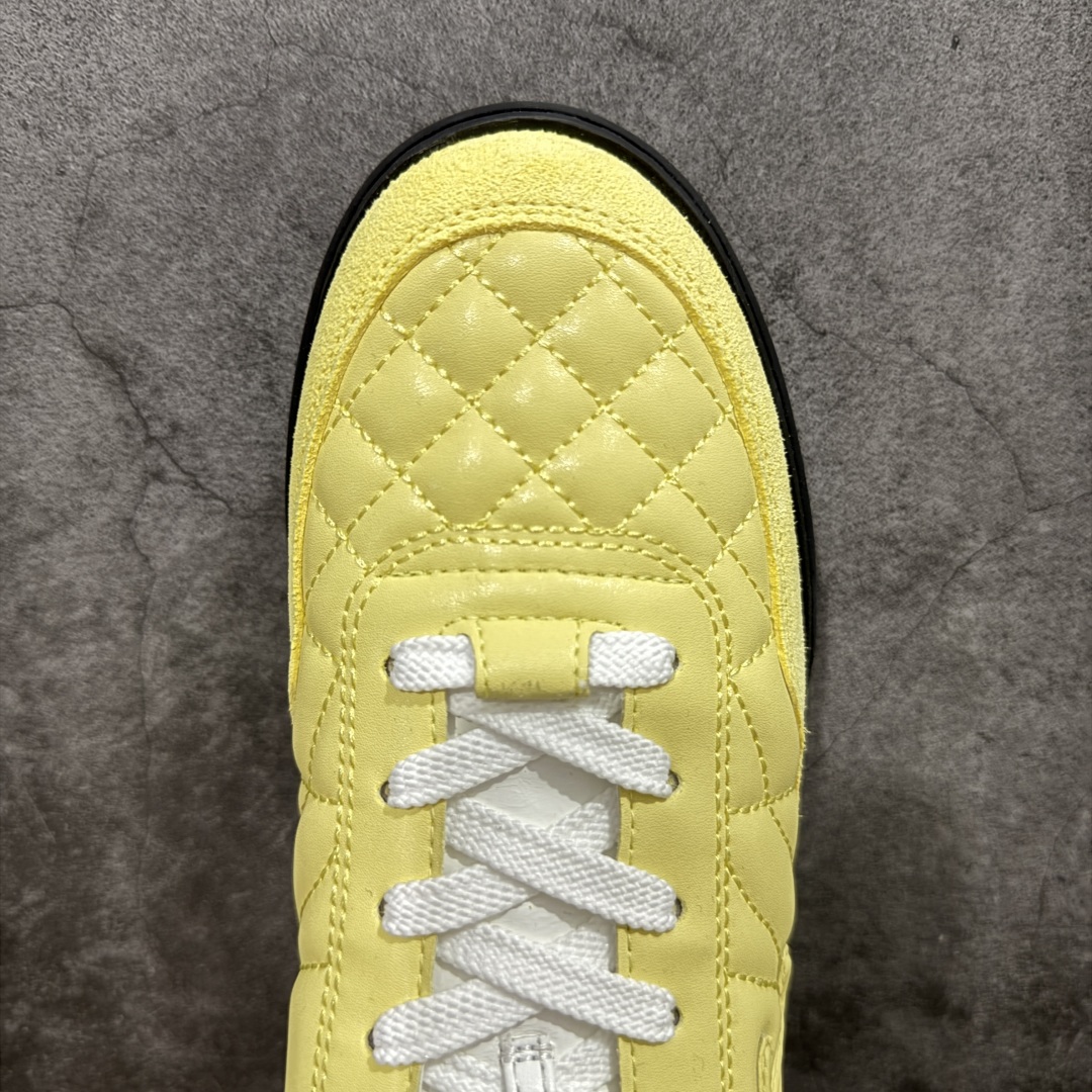 图片[5]-【莞顶纯原】Chanel 香奈儿Tennis 系列菱格纹休闲运动鞋 25s春夏新款德训棒球鞋来啦~~~ 春夏第一爆款来袭 宝贝们金手指动起来！ -明星同款 杨幂 Angelbaby 宋轶同款运动鞋 永远可以相信三大女神的眼光 顶级版本 coco女孩必入 永远可以相信杨幂的眼光 款式百搭不出错 软软糯糯的羊皮超级舒服 穿上巨秀气随性 是搭配短裤与短裙点睛之笔 鞋面原版定制胎羊皮+牛反绒 《超级柔软》 原版进口透气绒布+小羊皮内里 原版开模橡胶+TPU组合 尺码：35-40-选品中心