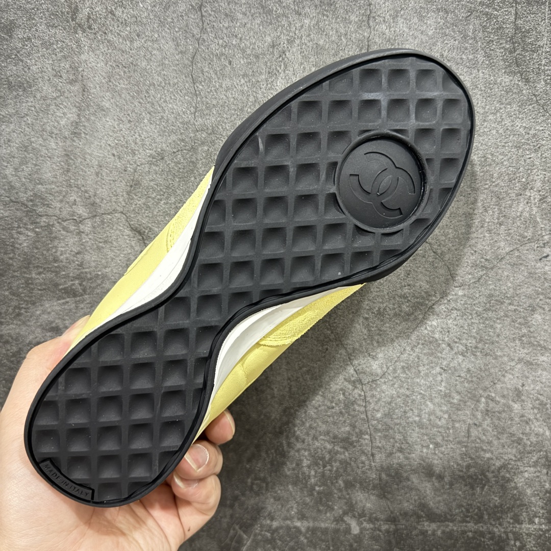 图片[9]-【莞顶纯原】Chanel 香奈儿Tennis 系列菱格纹休闲运动鞋 25s春夏新款德训棒球鞋来啦~~~ 春夏第一爆款来袭 宝贝们金手指动起来！ -明星同款 杨幂 Angelbaby 宋轶同款运动鞋 永远可以相信三大女神的眼光 顶级版本 coco女孩必入 永远可以相信杨幂的眼光 款式百搭不出错 软软糯糯的羊皮超级舒服 穿上巨秀气随性 是搭配短裤与短裙点睛之笔 鞋面原版定制胎羊皮+牛反绒 《超级柔软》 原版进口透气绒布+小羊皮内里 原版开模橡胶+TPU组合 尺码：35-40-选品中心