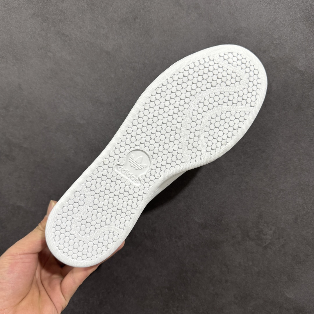 图片[9]-【公司级】AD Originals Stan Smith 史密斯 复古时尚舒适运动休闲板鞋 原楦原纸板开发 全鞋头层皮料打造 区别市面普通真标版本 鞋身侧面打孔 后跟拼色皮革 橡胶大底提供坚实的基础 复古风拉满 永远经典的小白鞋首选 货号：M20323 尺码：36 36.5 37 38 38.5 39 40 40.5 41 42 42.5 43 44 45-选品中心