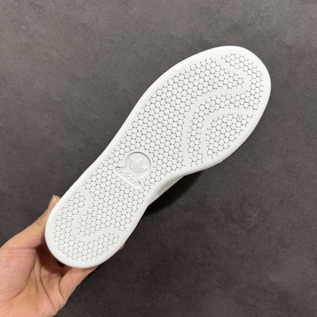 图片[9]-【公司级】AD Originals Stan Smith 史密斯 复古时尚舒适运动休闲板鞋 原楦原纸板开发 全鞋头层皮料打造 区别市面普通真标版本 鞋身侧面打孔 后跟拼色皮革 橡胶大底提供坚实的基础 复古风拉满 永远经典的小白鞋首选 货号：M20325 尺码：36 36.5 37 38 38.5 39 40 40.5 41 42 42.5 43 44 45-选品中心