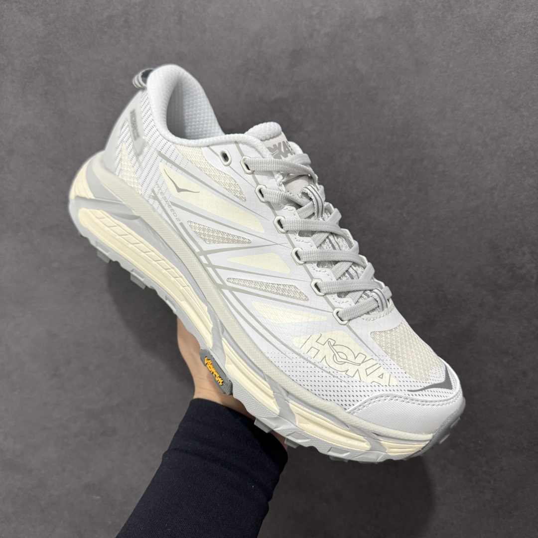 图片[3]-【公司级】HOKA ONE ONE Mafate Speed 2 Low 玛法特2代系列低帮轻量户外越野休闲运动慢跑鞋 HOKA ONE ONE 最近推出了一个胶囊系列 Origin Story 这个系列里的 Mafate Speed 2 可以说让我日思夜想有一阵子了 最近终于拔草 让我来分享一下这双也是上脚赞到爆的越野跑鞋吧 以阿尔卑斯山脉作为主题将亮黄色与蓝色调覆盖在这经典轮廓之上 配色的呈现效果相当亮眼 以至于很多人买这个配色是用来日常搭配的 鞋面采用超轻的无缝架构 轻薄的TPU贴在透气的鞋面材料上 减轻重量同时也保证了支撑性 鞋底则采用滚动平衡技术 引导跑者回归自然步态 祖传的神奇EVA材质中底依旧是一如既往地表现优秀 能提供充足的缓震 作为HOKA家的越野跑鞋 VIBRAM 橡胶大底也是必不可少的 即便在复杂湿滑的地形 依旧能有良好的抓地力及稳定性 鞋带采用了弹性不易松脱的扁宽弹性鞋带 前掌与中掌部分也进行了加宽 也更加适合亚洲人的脚型 是一款十分全面且足够强悍的户外硬核越野鞋 而这双极其亮眼的越野跑鞋恰好又是在江山一百中参赛的UTMB冠军 Ludovic POMMERET 夺冠时穿着的战靴 这就让它变得更加有吸引力了 用来日常搭配的话短裤是基本不挑 长裤我个人推荐阔腿裤 工装裤以及各种长筒牛仔裤都可以 尺码：36 36.5 37.5 38 38.5 39 40 40.5 41 42 42.5 43 44 44.5 45-选品中心