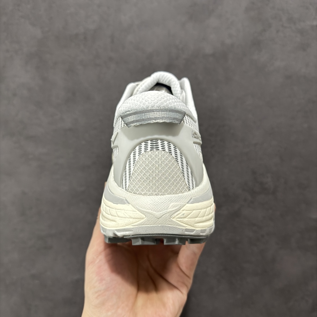 图片[4]-【公司级】HOKA ONE ONE Mafate Speed 2 Low 玛法特2代系列低帮轻量户外越野休闲运动慢跑鞋 HOKA ONE ONE 最近推出了一个胶囊系列 Origin Story 这个系列里的 Mafate Speed 2 可以说让我日思夜想有一阵子了 最近终于拔草 让我来分享一下这双也是上脚赞到爆的越野跑鞋吧 以阿尔卑斯山脉作为主题将亮黄色与蓝色调覆盖在这经典轮廓之上 配色的呈现效果相当亮眼 以至于很多人买这个配色是用来日常搭配的 鞋面采用超轻的无缝架构 轻薄的TPU贴在透气的鞋面材料上 减轻重量同时也保证了支撑性 鞋底则采用滚动平衡技术 引导跑者回归自然步态 祖传的神奇EVA材质中底依旧是一如既往地表现优秀 能提供充足的缓震 作为HOKA家的越野跑鞋 VIBRAM 橡胶大底也是必不可少的 即便在复杂湿滑的地形 依旧能有良好的抓地力及稳定性 鞋带采用了弹性不易松脱的扁宽弹性鞋带 前掌与中掌部分也进行了加宽 也更加适合亚洲人的脚型 是一款十分全面且足够强悍的户外硬核越野鞋 而这双极其亮眼的越野跑鞋恰好又是在江山一百中参赛的UTMB冠军 Ludovic POMMERET 夺冠时穿着的战靴 这就让它变得更加有吸引力了 用来日常搭配的话短裤是基本不挑 长裤我个人推荐阔腿裤 工装裤以及各种长筒牛仔裤都可以 尺码：36 36.5 37.5 38 38.5 39 40 40.5 41 42 42.5 43 44 44.5 45-选品中心