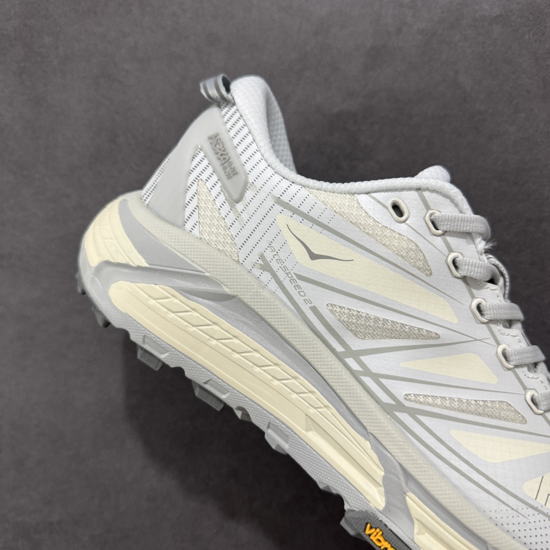 图片[6]-【公司级】HOKA ONE ONE Mafate Speed 2 Low 玛法特2代系列低帮轻量户外越野休闲运动慢跑鞋 HOKA ONE ONE 最近推出了一个胶囊系列 Origin Story 这个系列里的 Mafate Speed 2 可以说让我日思夜想有一阵子了 最近终于拔草 让我来分享一下这双也是上脚赞到爆的越野跑鞋吧 以阿尔卑斯山脉作为主题将亮黄色与蓝色调覆盖在这经典轮廓之上 配色的呈现效果相当亮眼 以至于很多人买这个配色是用来日常搭配的 鞋面采用超轻的无缝架构 轻薄的TPU贴在透气的鞋面材料上 减轻重量同时也保证了支撑性 鞋底则采用滚动平衡技术 引导跑者回归自然步态 祖传的神奇EVA材质中底依旧是一如既往地表现优秀 能提供充足的缓震 作为HOKA家的越野跑鞋 VIBRAM 橡胶大底也是必不可少的 即便在复杂湿滑的地形 依旧能有良好的抓地力及稳定性 鞋带采用了弹性不易松脱的扁宽弹性鞋带 前掌与中掌部分也进行了加宽 也更加适合亚洲人的脚型 是一款十分全面且足够强悍的户外硬核越野鞋 而这双极其亮眼的越野跑鞋恰好又是在江山一百中参赛的UTMB冠军 Ludovic POMMERET 夺冠时穿着的战靴 这就让它变得更加有吸引力了 用来日常搭配的话短裤是基本不挑 长裤我个人推荐阔腿裤 工装裤以及各种长筒牛仔裤都可以 尺码：36 36.5 37.5 38 38.5 39 40 40.5 41 42 42.5 43 44 44.5 45-选品中心