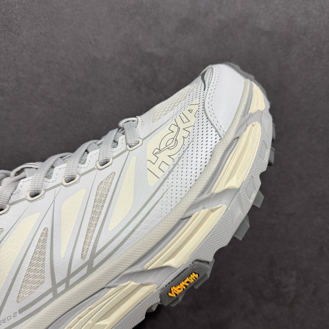 图片[5]-【公司级】HOKA ONE ONE Mafate Speed 2 Low 玛法特2代系列低帮轻量户外越野休闲运动慢跑鞋 HOKA ONE ONE 最近推出了一个胶囊系列 Origin Story 这个系列里的 Mafate Speed 2 可以说让我日思夜想有一阵子了 最近终于拔草 让我来分享一下这双也是上脚赞到爆的越野跑鞋吧 以阿尔卑斯山脉作为主题将亮黄色与蓝色调覆盖在这经典轮廓之上 配色的呈现效果相当亮眼 以至于很多人买这个配色是用来日常搭配的 鞋面采用超轻的无缝架构 轻薄的TPU贴在透气的鞋面材料上 减轻重量同时也保证了支撑性 鞋底则采用滚动平衡技术 引导跑者回归自然步态 祖传的神奇EVA材质中底依旧是一如既往地表现优秀 能提供充足的缓震 作为HOKA家的越野跑鞋 VIBRAM 橡胶大底也是必不可少的 即便在复杂湿滑的地形 依旧能有良好的抓地力及稳定性 鞋带采用了弹性不易松脱的扁宽弹性鞋带 前掌与中掌部分也进行了加宽 也更加适合亚洲人的脚型 是一款十分全面且足够强悍的户外硬核越野鞋 而这双极其亮眼的越野跑鞋恰好又是在江山一百中参赛的UTMB冠军 Ludovic POMMERET 夺冠时穿着的战靴 这就让它变得更加有吸引力了 用来日常搭配的话短裤是基本不挑 长裤我个人推荐阔腿裤 工装裤以及各种长筒牛仔裤都可以 尺码：36 36.5 37.5 38 38.5 39 40 40.5 41 42 42.5 43 44 44.5 45-选品中心