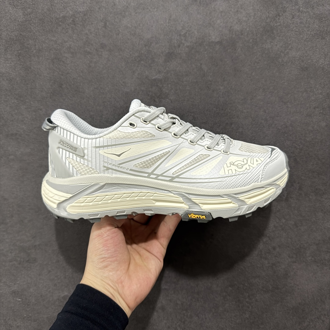 【公司级】HOKA ONE ONE Mafate Speed 2 Low 玛法特2代系列低帮轻量户外越野休闲运动慢跑鞋 HOKA ONE ONE 最近推出了一个胶囊系列 Origin Story 这个系列里的 Mafate Speed 2 可以说让我日思夜想有一阵子了 最近终于拔草 让我来分享一下这双也是上脚赞到爆的越野跑鞋吧 以阿尔卑斯山脉作为主题将亮黄色与蓝色调覆盖在这经典轮廓之上 配色的呈现效果相当亮眼 以至于很多人买这个配色是用来日常搭配的 鞋面采用超轻的无缝架构 轻薄的TPU贴在透气的鞋面材料上 减轻重量同时也保证了支撑性 鞋底则采用滚动平衡技术 引导跑者回归自然步态 祖传的神奇EVA材质中底依旧是一如既往地表现优秀 能提供充足的缓震 作为HOKA家的越野跑鞋 VIBRAM 橡胶大底也是必不可少的 即便在复杂湿滑的地形 依旧能有良好的抓地力及稳定性 鞋带采用了弹性不易松脱的扁宽弹性鞋带 前掌与中掌部分也进行了加宽 也更加适合亚洲人的脚型 是一款十分全面且足够强悍的户外硬核越野鞋 而这双极其亮眼的越野跑鞋恰好又是在江山一百中参赛的UTMB冠军 Ludovic POMMERET 夺冠时穿着的战靴 这就让它变得更加有吸引力了 用来日常搭配的话短裤是基本不挑 长裤我个人推荐阔腿裤 工装裤以及各种长筒牛仔裤都可以 尺码:36 36.5 37.5 38 38.5 39 40 40.5 41 42 42.5 43 44 44.5 45-选品中心