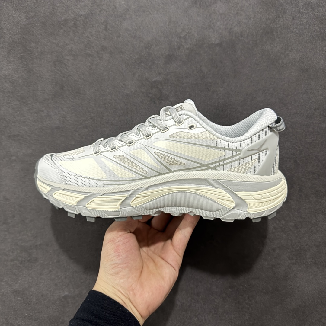 图片[2]-【公司级】HOKA ONE ONE Mafate Speed 2 Low 玛法特2代系列低帮轻量户外越野休闲运动慢跑鞋 HOKA ONE ONE 最近推出了一个胶囊系列 Origin Story 这个系列里的 Mafate Speed 2 可以说让我日思夜想有一阵子了 最近终于拔草 让我来分享一下这双也是上脚赞到爆的越野跑鞋吧 以阿尔卑斯山脉作为主题将亮黄色与蓝色调覆盖在这经典轮廓之上 配色的呈现效果相当亮眼 以至于很多人买这个配色是用来日常搭配的 鞋面采用超轻的无缝架构 轻薄的TPU贴在透气的鞋面材料上 减轻重量同时也保证了支撑性 鞋底则采用滚动平衡技术 引导跑者回归自然步态 祖传的神奇EVA材质中底依旧是一如既往地表现优秀 能提供充足的缓震 作为HOKA家的越野跑鞋 VIBRAM 橡胶大底也是必不可少的 即便在复杂湿滑的地形 依旧能有良好的抓地力及稳定性 鞋带采用了弹性不易松脱的扁宽弹性鞋带 前掌与中掌部分也进行了加宽 也更加适合亚洲人的脚型 是一款十分全面且足够强悍的户外硬核越野鞋 而这双极其亮眼的越野跑鞋恰好又是在江山一百中参赛的UTMB冠军 Ludovic POMMERET 夺冠时穿着的战靴 这就让它变得更加有吸引力了 用来日常搭配的话短裤是基本不挑 长裤我个人推荐阔腿裤 工装裤以及各种长筒牛仔裤都可以 尺码：36 36.5 37.5 38 38.5 39 40 40.5 41 42 42.5 43 44 44.5 45-选品中心