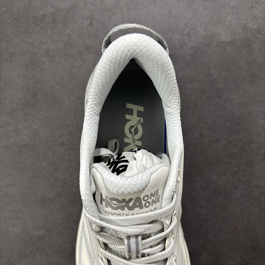 图片[7]-【公司级】HOKA ONE ONE Mafate Speed 2 Low 玛法特2代系列低帮轻量户外越野休闲运动慢跑鞋 HOKA ONE ONE 最近推出了一个胶囊系列 Origin Story 这个系列里的 Mafate Speed 2 可以说让我日思夜想有一阵子了 最近终于拔草 让我来分享一下这双也是上脚赞到爆的越野跑鞋吧 以阿尔卑斯山脉作为主题将亮黄色与蓝色调覆盖在这经典轮廓之上 配色的呈现效果相当亮眼 以至于很多人买这个配色是用来日常搭配的 鞋面采用超轻的无缝架构 轻薄的TPU贴在透气的鞋面材料上 减轻重量同时也保证了支撑性 鞋底则采用滚动平衡技术 引导跑者回归自然步态 祖传的神奇EVA材质中底依旧是一如既往地表现优秀 能提供充足的缓震 作为HOKA家的越野跑鞋 VIBRAM 橡胶大底也是必不可少的 即便在复杂湿滑的地形 依旧能有良好的抓地力及稳定性 鞋带采用了弹性不易松脱的扁宽弹性鞋带 前掌与中掌部分也进行了加宽 也更加适合亚洲人的脚型 是一款十分全面且足够强悍的户外硬核越野鞋 而这双极其亮眼的越野跑鞋恰好又是在江山一百中参赛的UTMB冠军 Ludovic POMMERET 夺冠时穿着的战靴 这就让它变得更加有吸引力了 用来日常搭配的话短裤是基本不挑 长裤我个人推荐阔腿裤 工装裤以及各种长筒牛仔裤都可以 尺码：36 36.5 37.5 38 38.5 39 40 40.5 41 42 42.5 43 44 44.5 45-选品中心