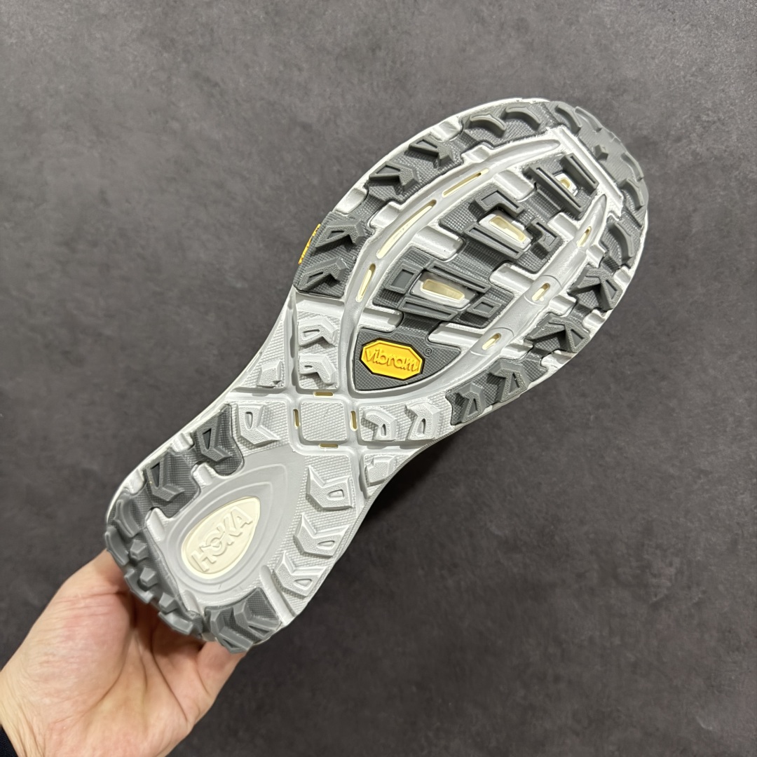 图片[9]-【公司级】HOKA ONE ONE Mafate Speed 2 Low 玛法特2代系列低帮轻量户外越野休闲运动慢跑鞋 HOKA ONE ONE 最近推出了一个胶囊系列 Origin Story 这个系列里的 Mafate Speed 2 可以说让我日思夜想有一阵子了 最近终于拔草 让我来分享一下这双也是上脚赞到爆的越野跑鞋吧 以阿尔卑斯山脉作为主题将亮黄色与蓝色调覆盖在这经典轮廓之上 配色的呈现效果相当亮眼 以至于很多人买这个配色是用来日常搭配的 鞋面采用超轻的无缝架构 轻薄的TPU贴在透气的鞋面材料上 减轻重量同时也保证了支撑性 鞋底则采用滚动平衡技术 引导跑者回归自然步态 祖传的神奇EVA材质中底依旧是一如既往地表现优秀 能提供充足的缓震 作为HOKA家的越野跑鞋 VIBRAM 橡胶大底也是必不可少的 即便在复杂湿滑的地形 依旧能有良好的抓地力及稳定性 鞋带采用了弹性不易松脱的扁宽弹性鞋带 前掌与中掌部分也进行了加宽 也更加适合亚洲人的脚型 是一款十分全面且足够强悍的户外硬核越野鞋 而这双极其亮眼的越野跑鞋恰好又是在江山一百中参赛的UTMB冠军 Ludovic POMMERET 夺冠时穿着的战靴 这就让它变得更加有吸引力了 用来日常搭配的话短裤是基本不挑 长裤我个人推荐阔腿裤 工装裤以及各种长筒牛仔裤都可以 尺码：36 36.5 37.5 38 38.5 39 40 40.5 41 42 42.5 43 44 44.5 45-选品中心